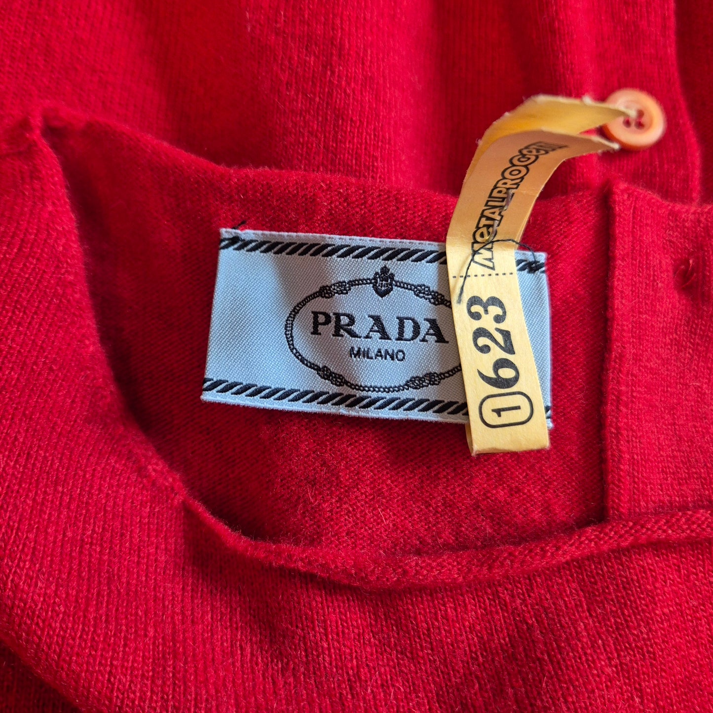 Prada | Maglione rosso lana e cashmere con bottoni sulla schiena