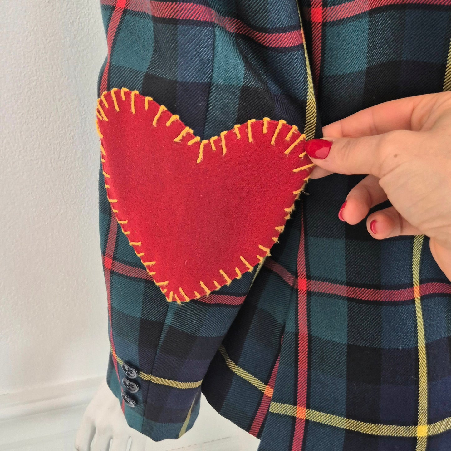 Moschino | Blazer tartan con toppe cuore