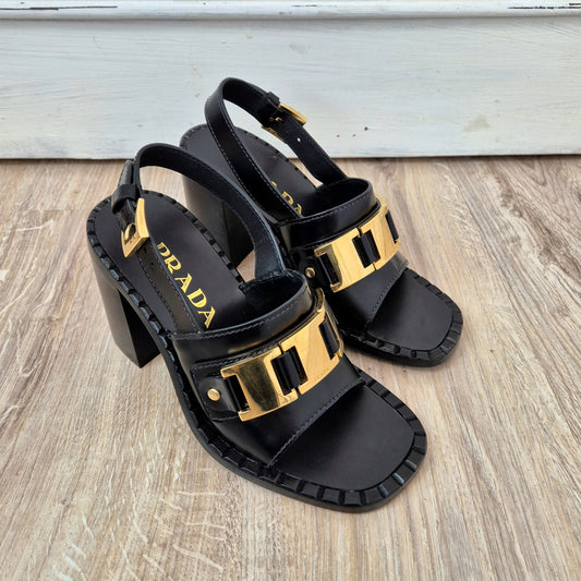 Prada | Sandali in vitello spazzolato nero con tacco largo