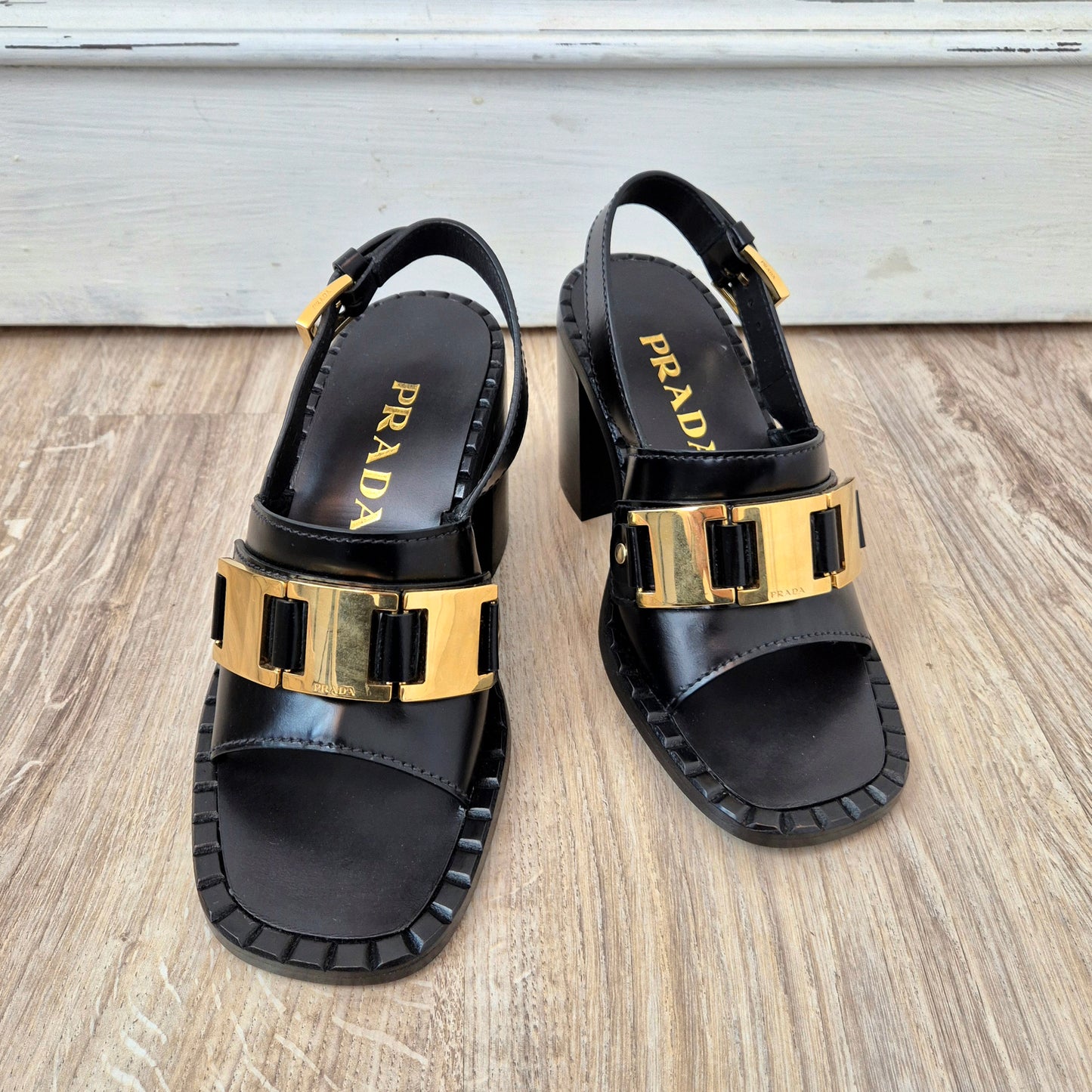 Prada | Sandali in vitello spazzolato nero con tacco largo