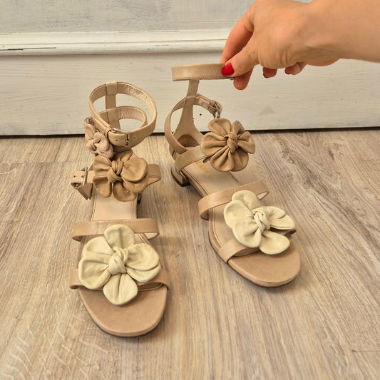 Prada | Sandali piatti in pelle beige con fiori