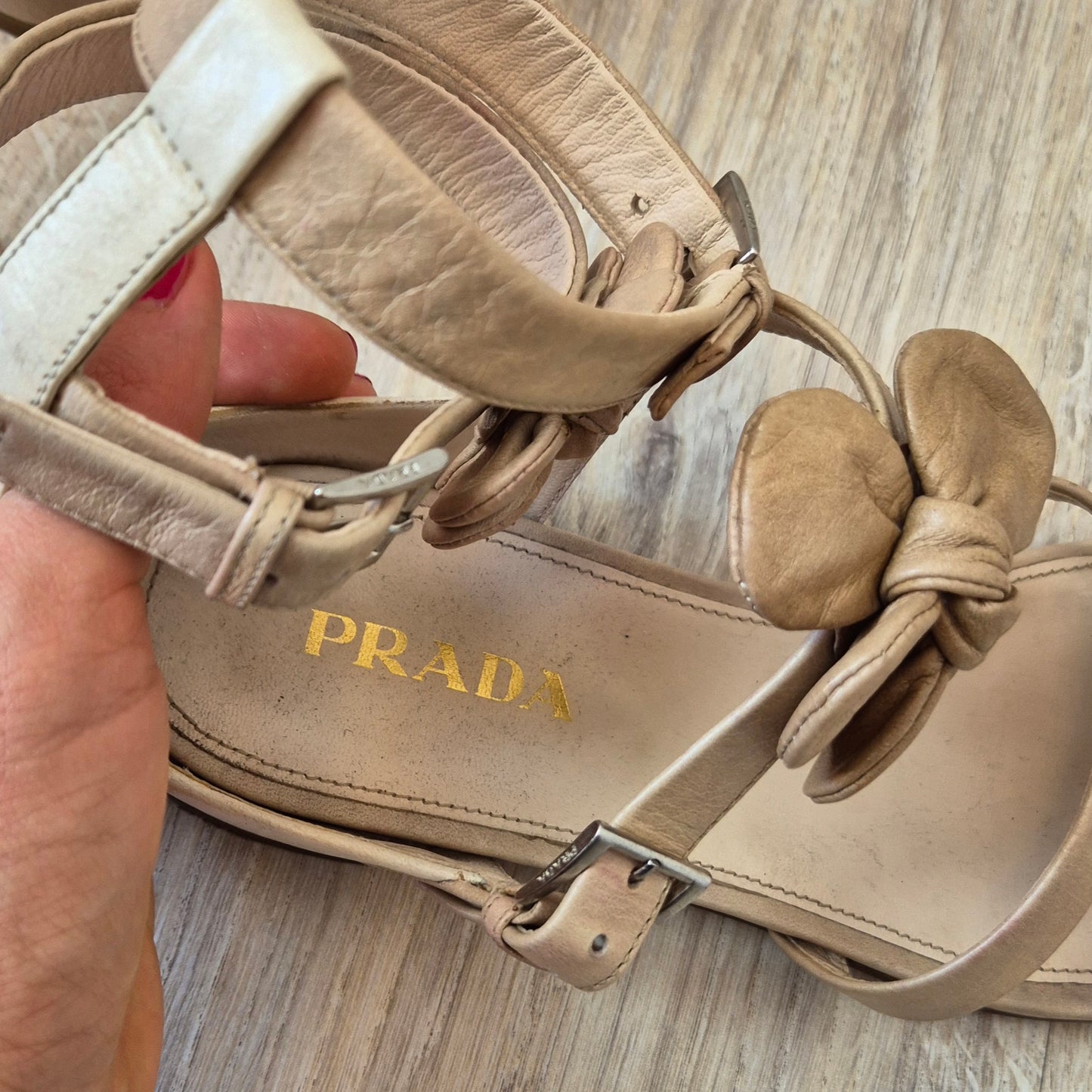Prada | Sandali piatti in pelle beige con fiori
