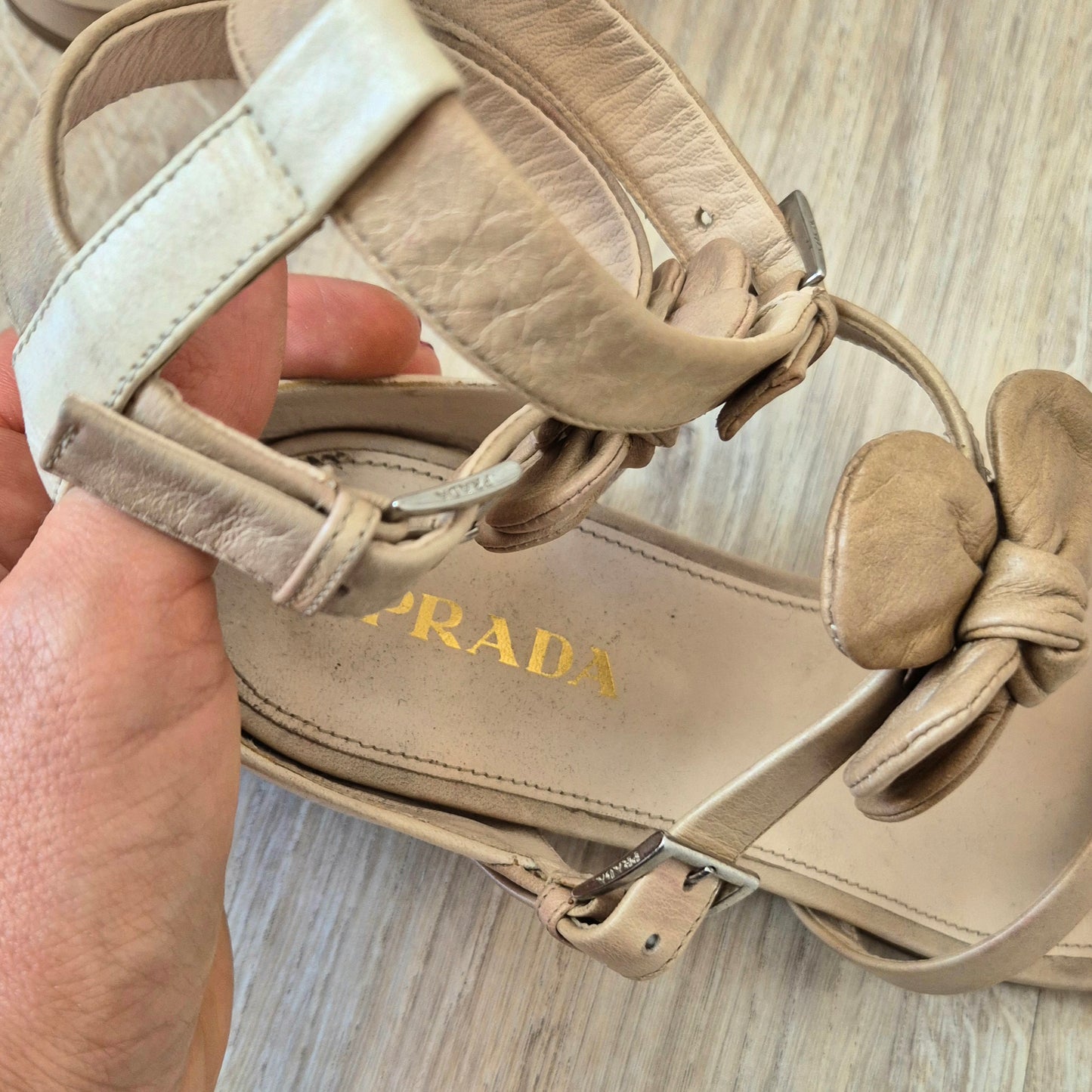 Prada | Sandali piatti in pelle beige con fiori