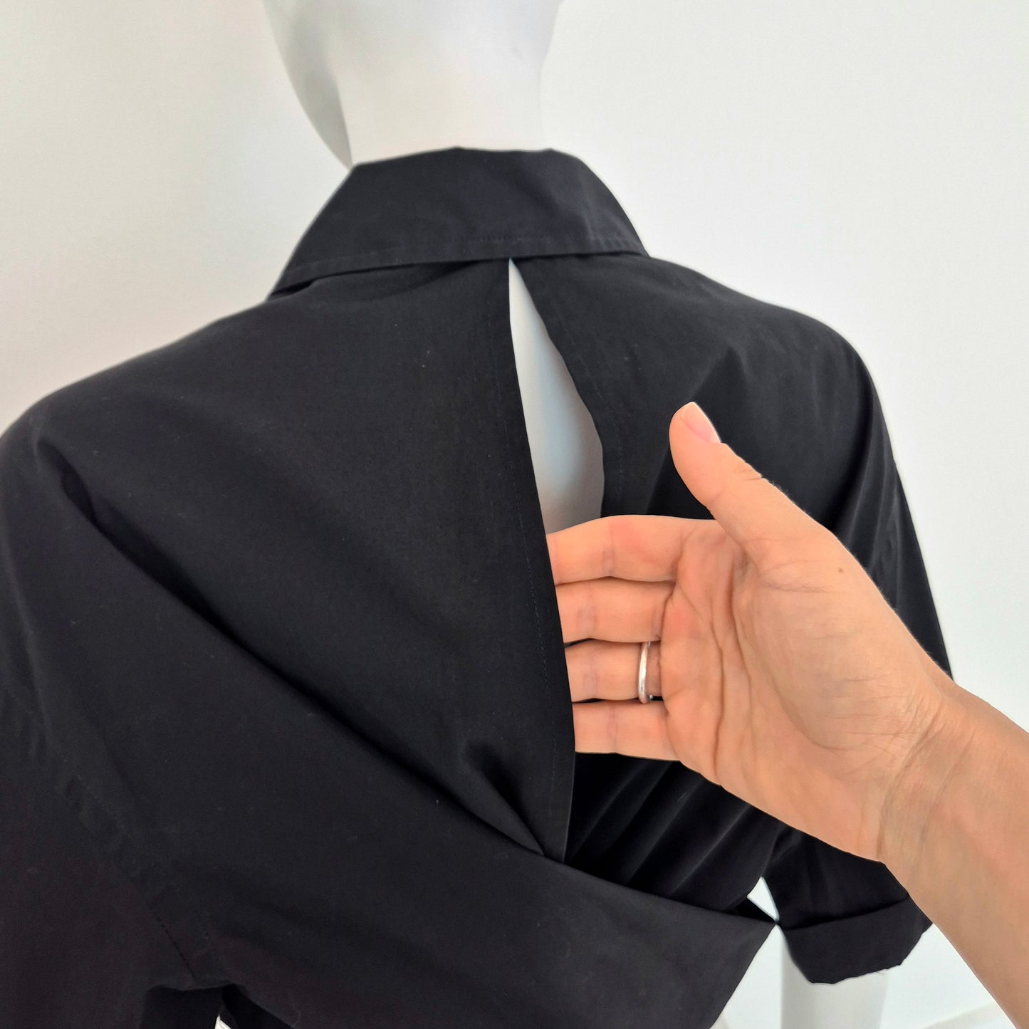 Romeo Gigli | Camicetta in cotone nero con apertura sul retro