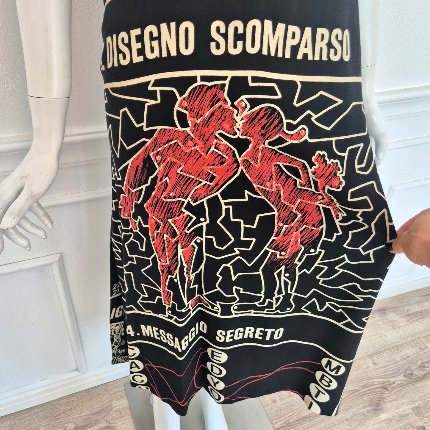 Moschino | Abito "disegno scomparso"- rebus - enigmistica