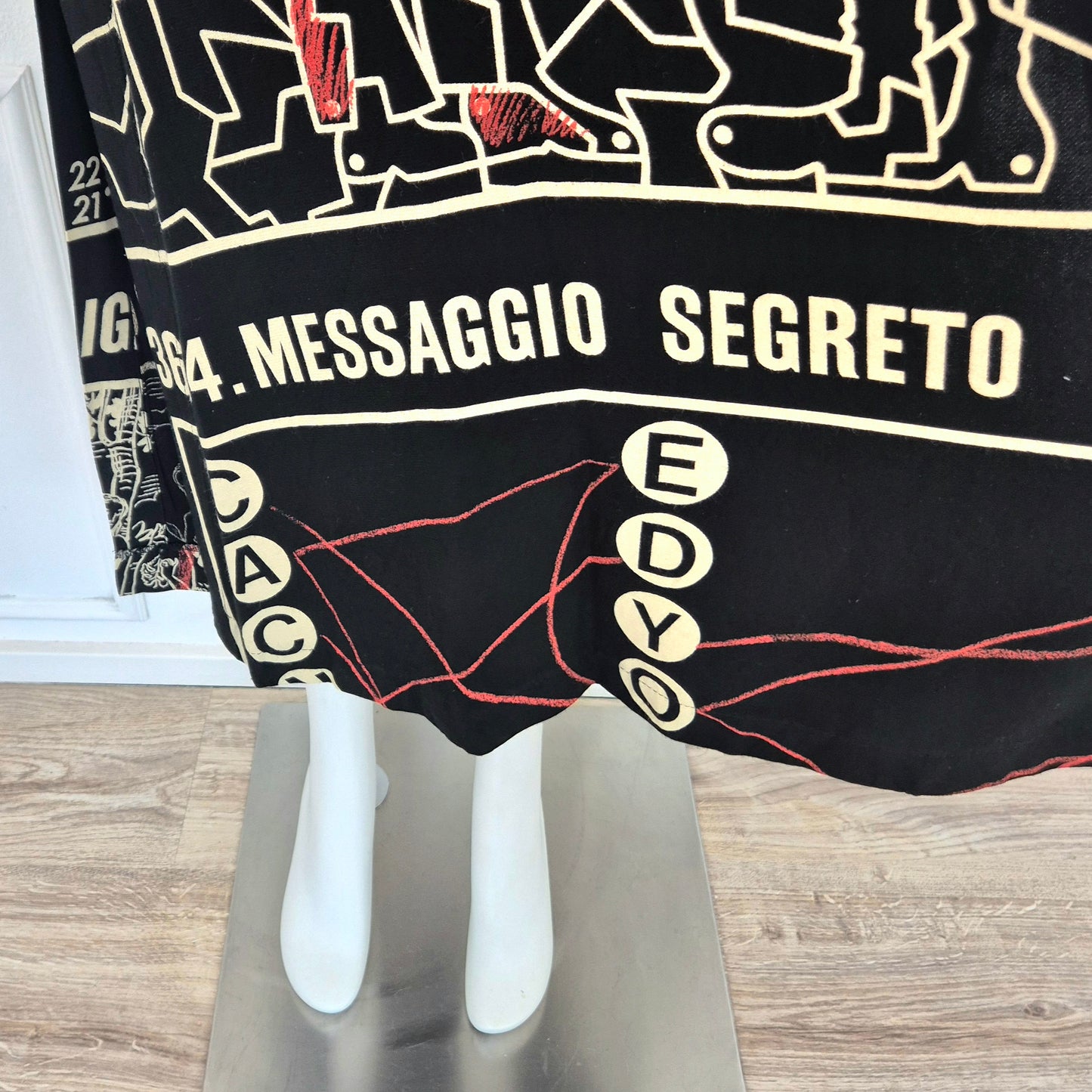 Moschino | Abito "disegno scomparso"- rebus - enigmistica