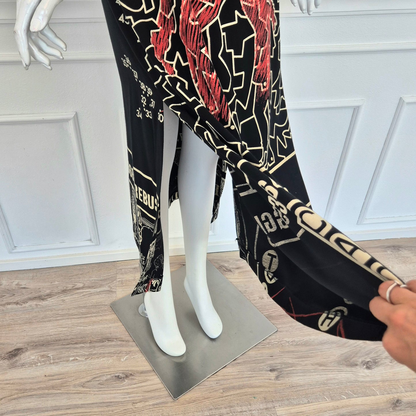 Moschino | Abito "disegno scomparso"- rebus - enigmistica