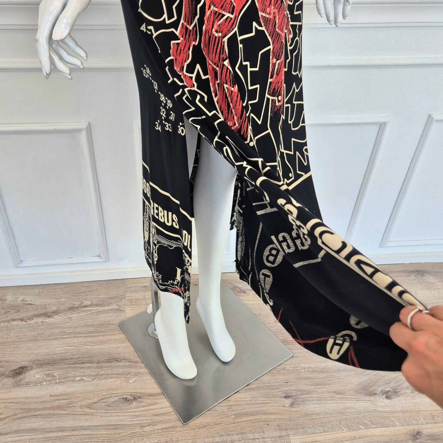 Moschino | Abito "disegno scomparso"- rebus - enigmistica
