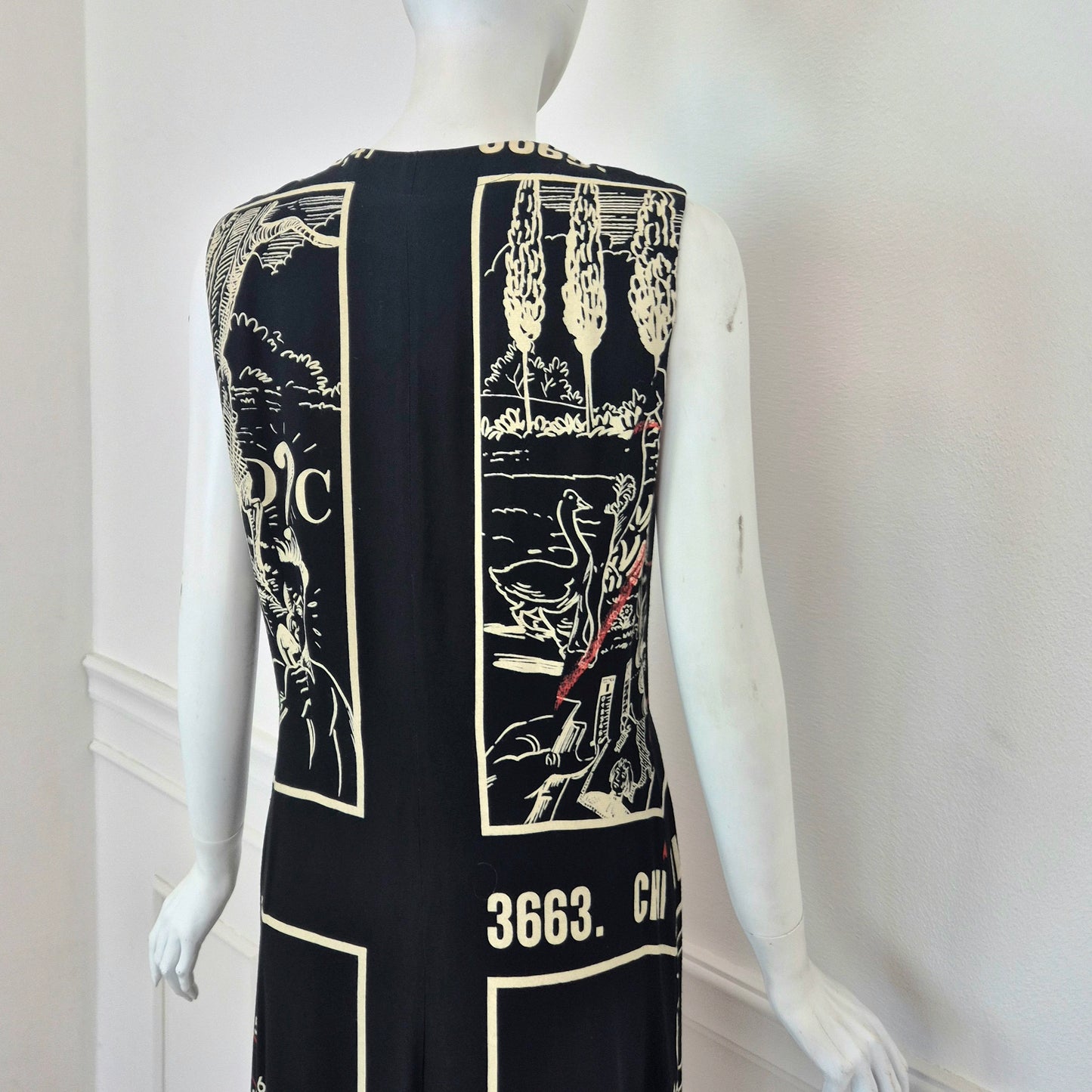 Moschino | Abito "disegno scomparso"- rebus - enigmistica
