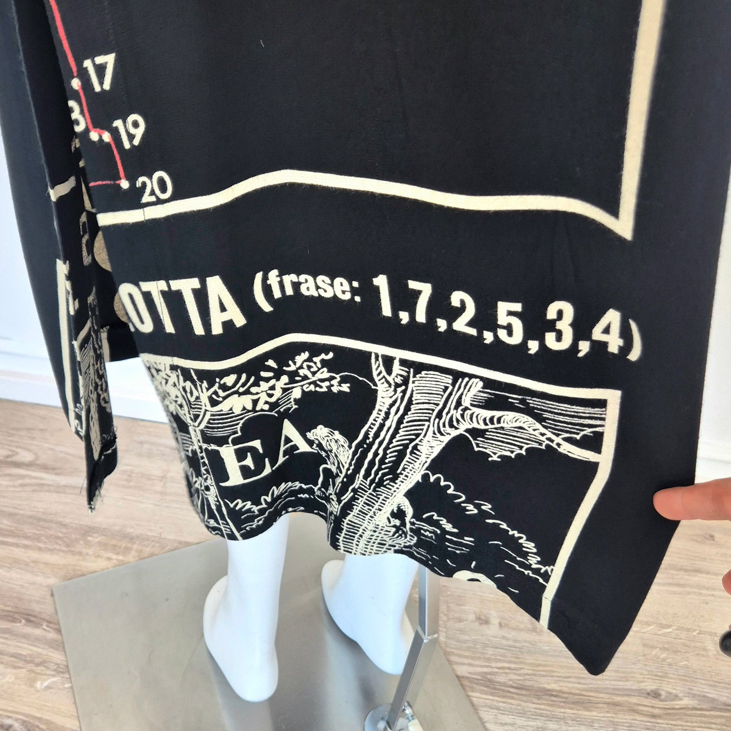 Moschino | Abito "disegno scomparso"- rebus - enigmistica