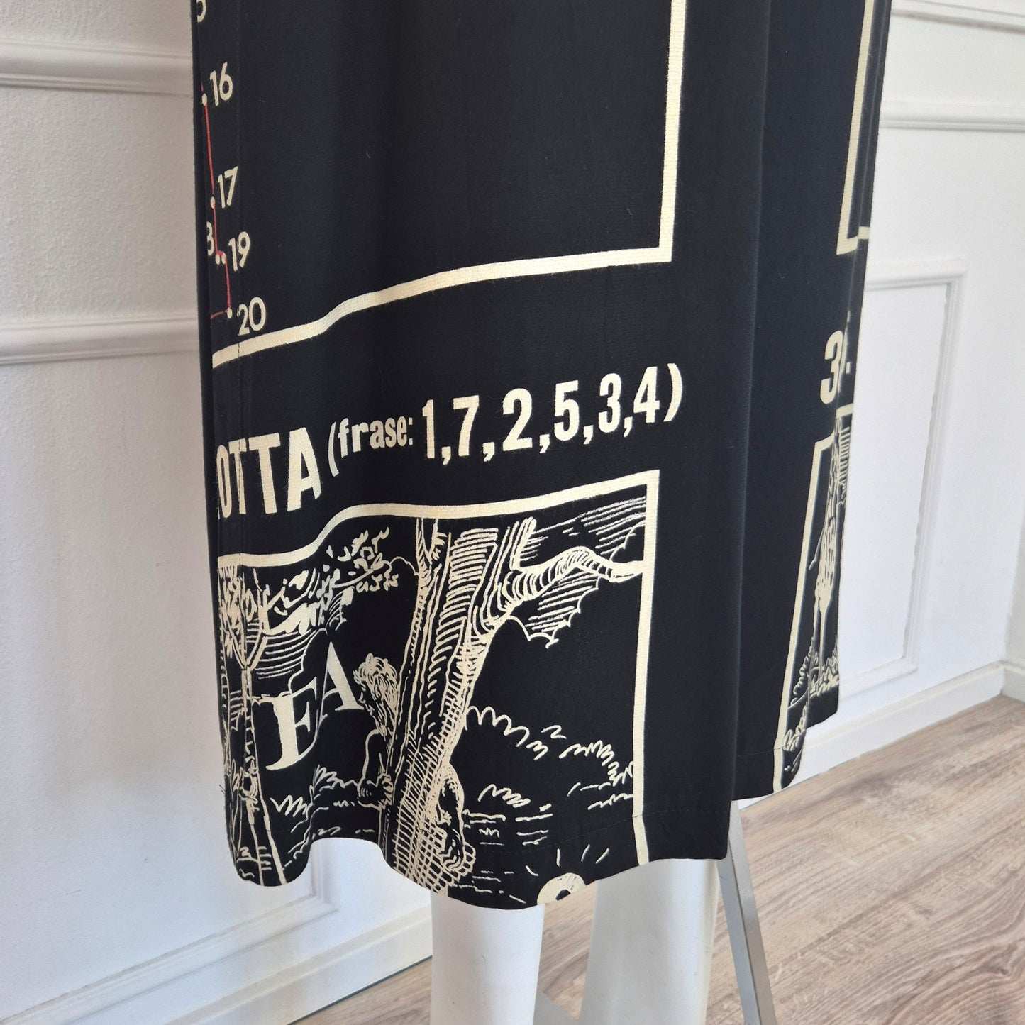 Moschino | Abito "disegno scomparso"- rebus - enigmistica