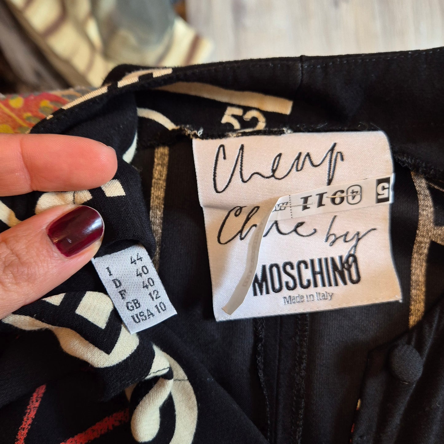 Moschino | Abito "disegno scomparso"- rebus - enigmistica