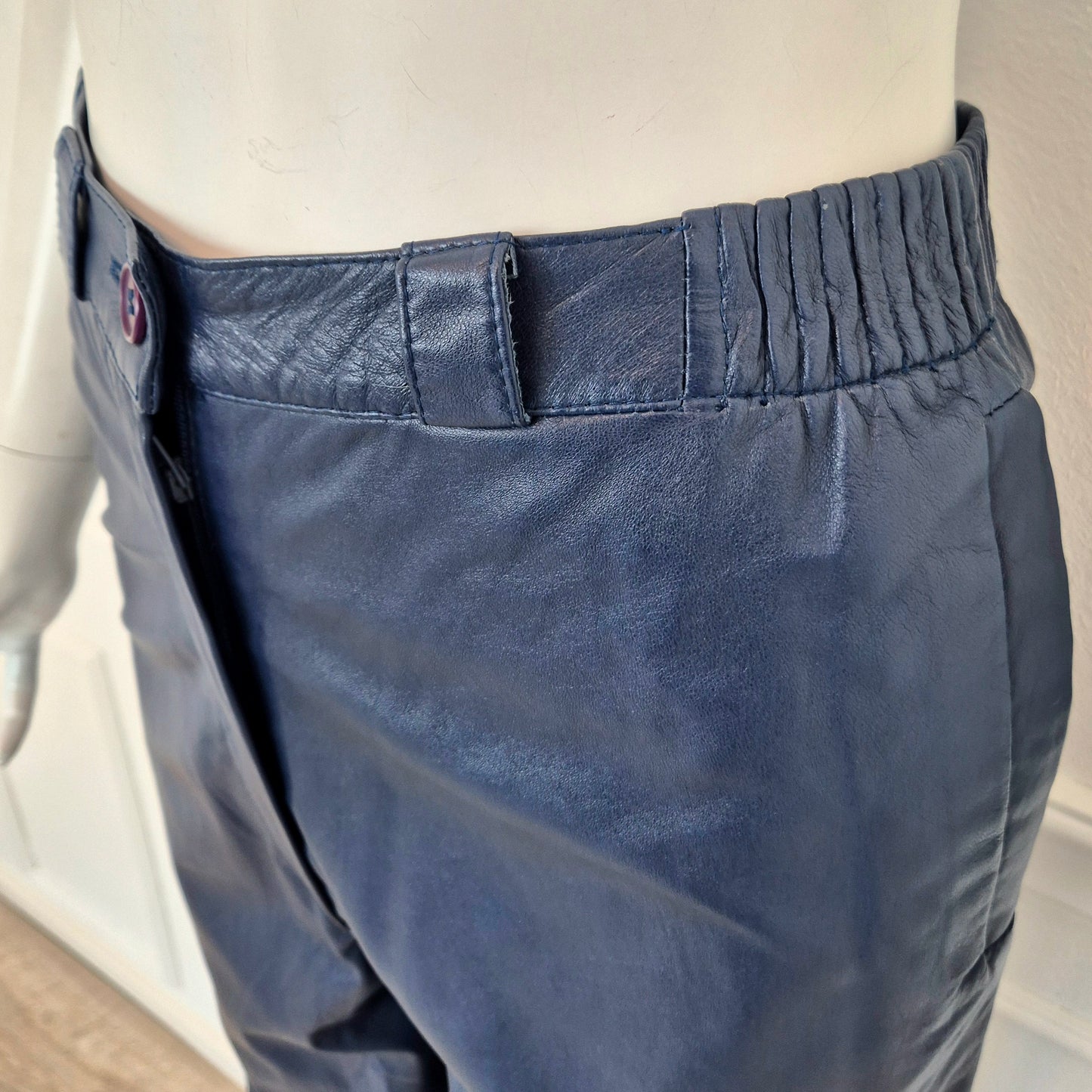 Pantaloni vintage pelle blu