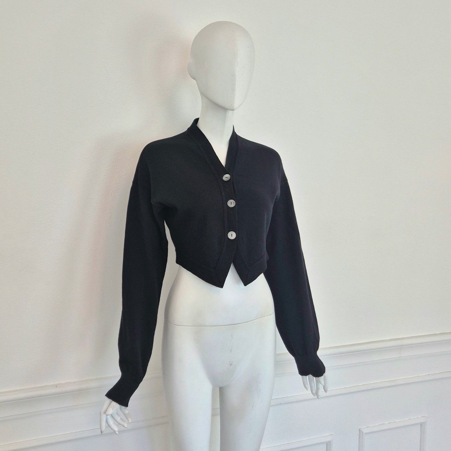 Romeo Gigli | Cardigan nero cropped con bottoni madreperla