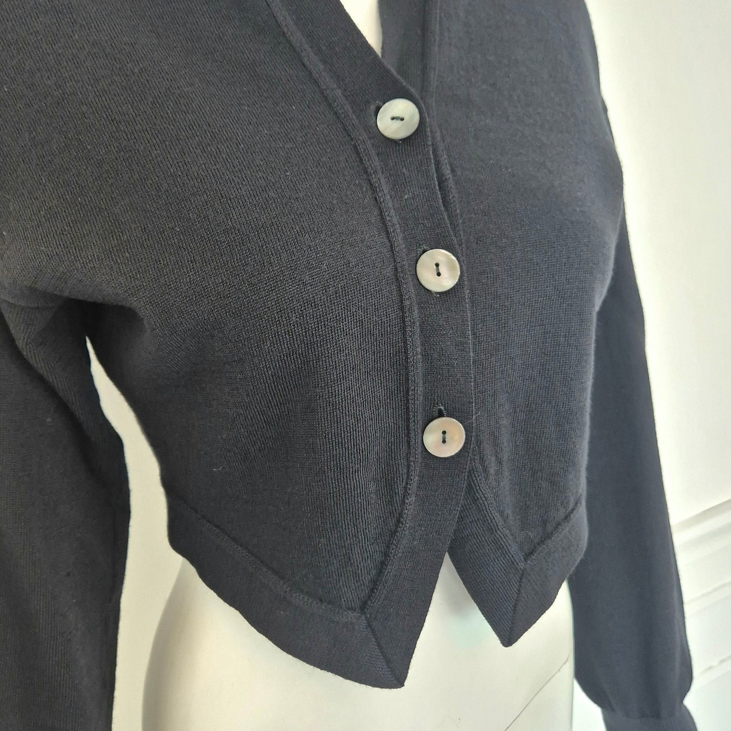 Romeo Gigli | Cardigan nero cropped con bottoni madreperla