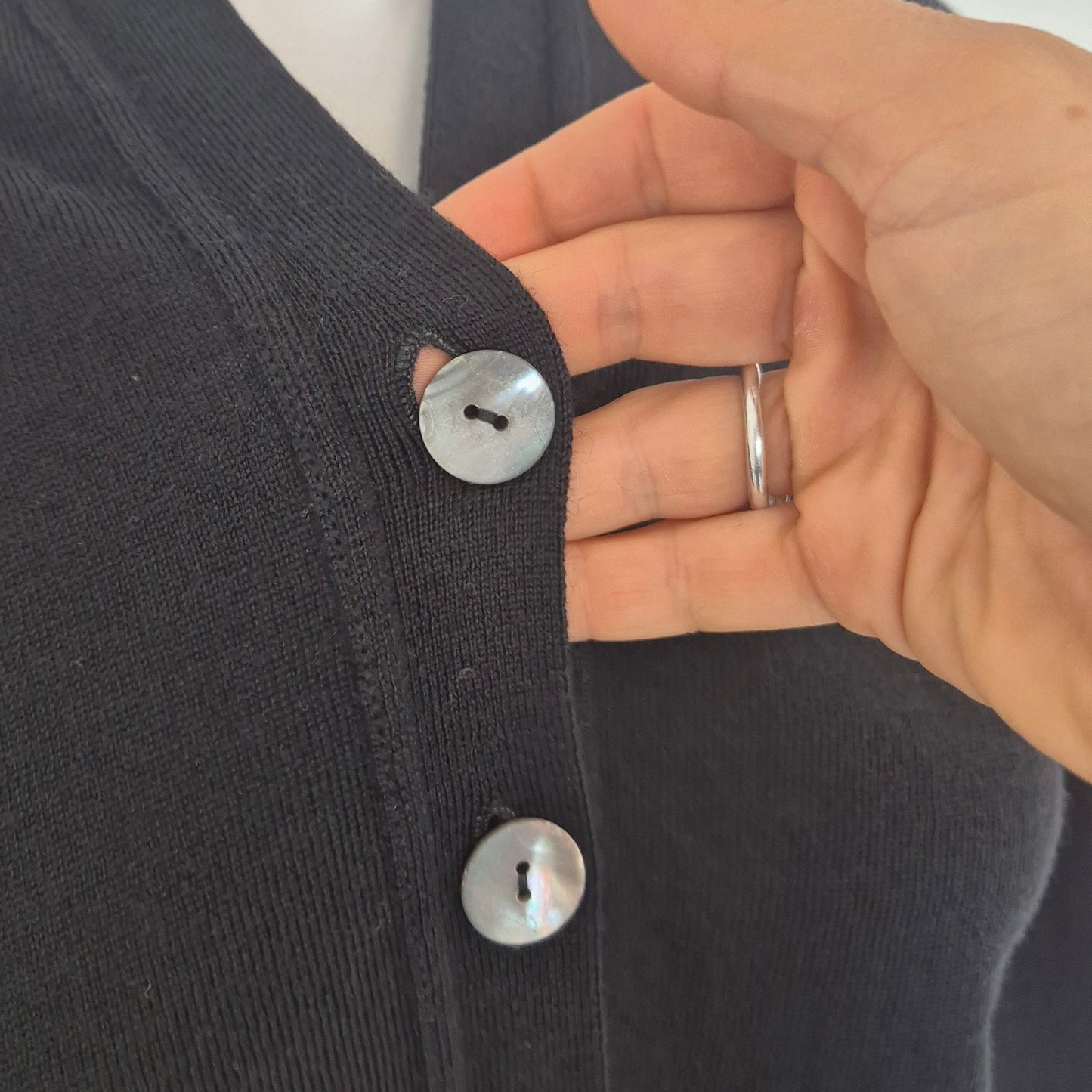 Romeo Gigli | Cardigan nero cropped con bottoni madreperla