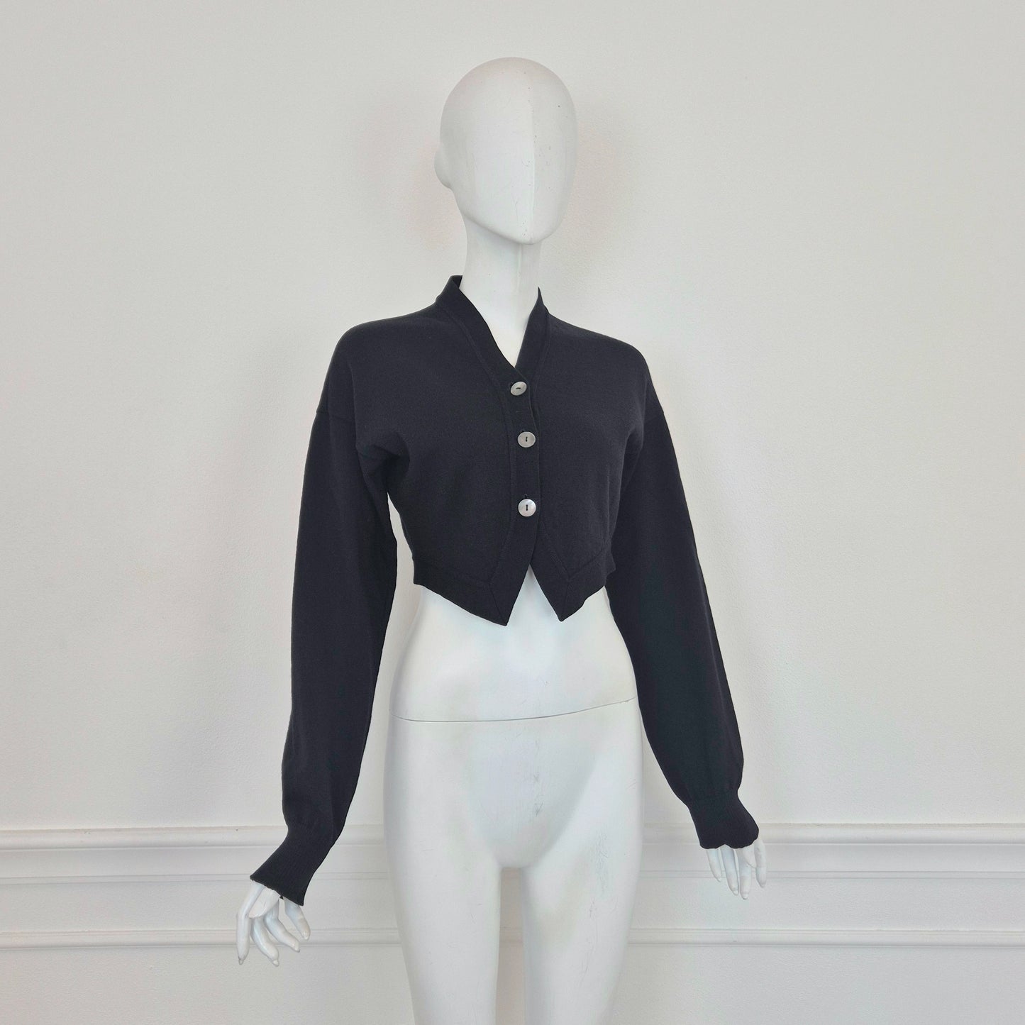 Romeo Gigli | Cardigan nero cropped con bottoni madreperla