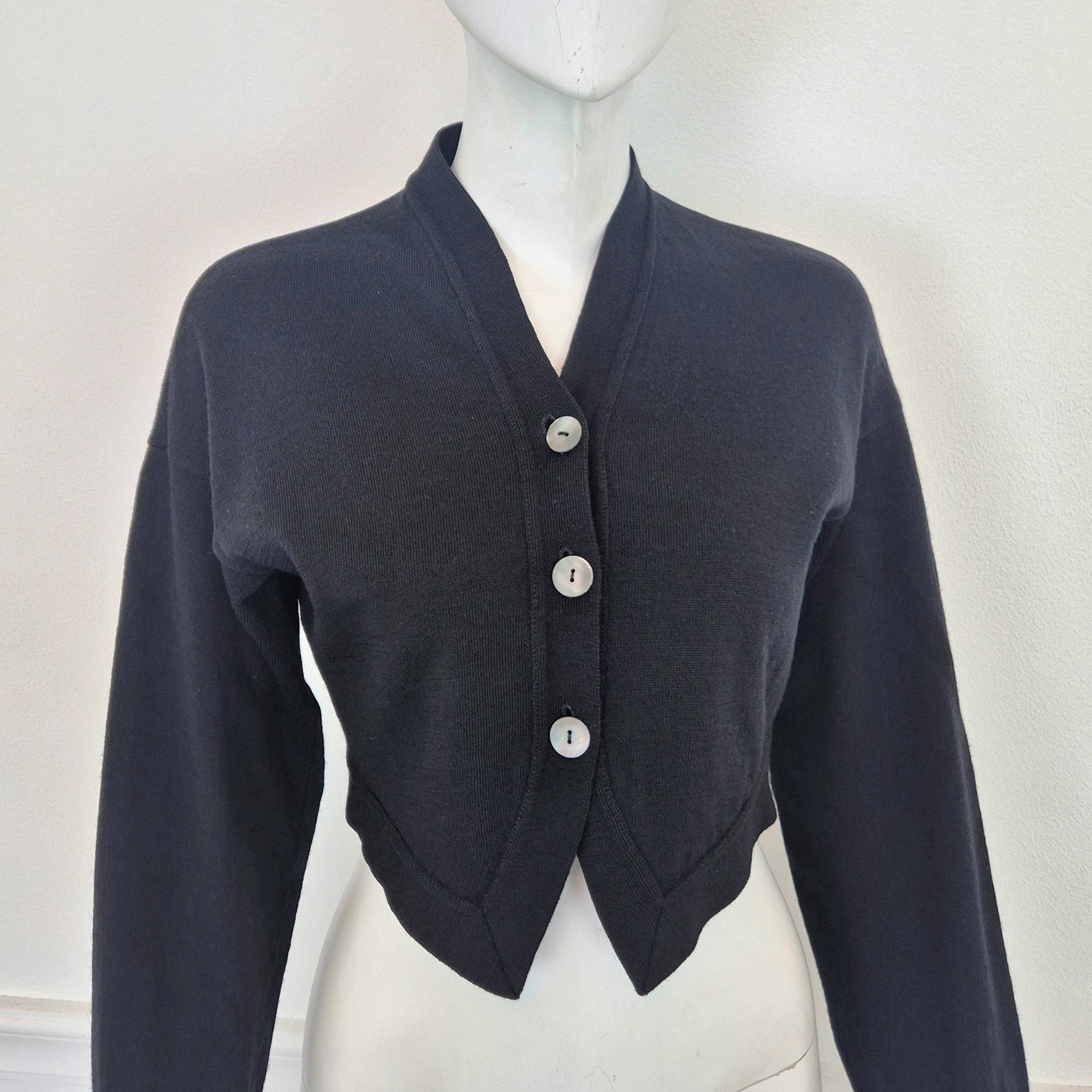 Romeo Gigli | Cardigan nero cropped con bottoni madreperla