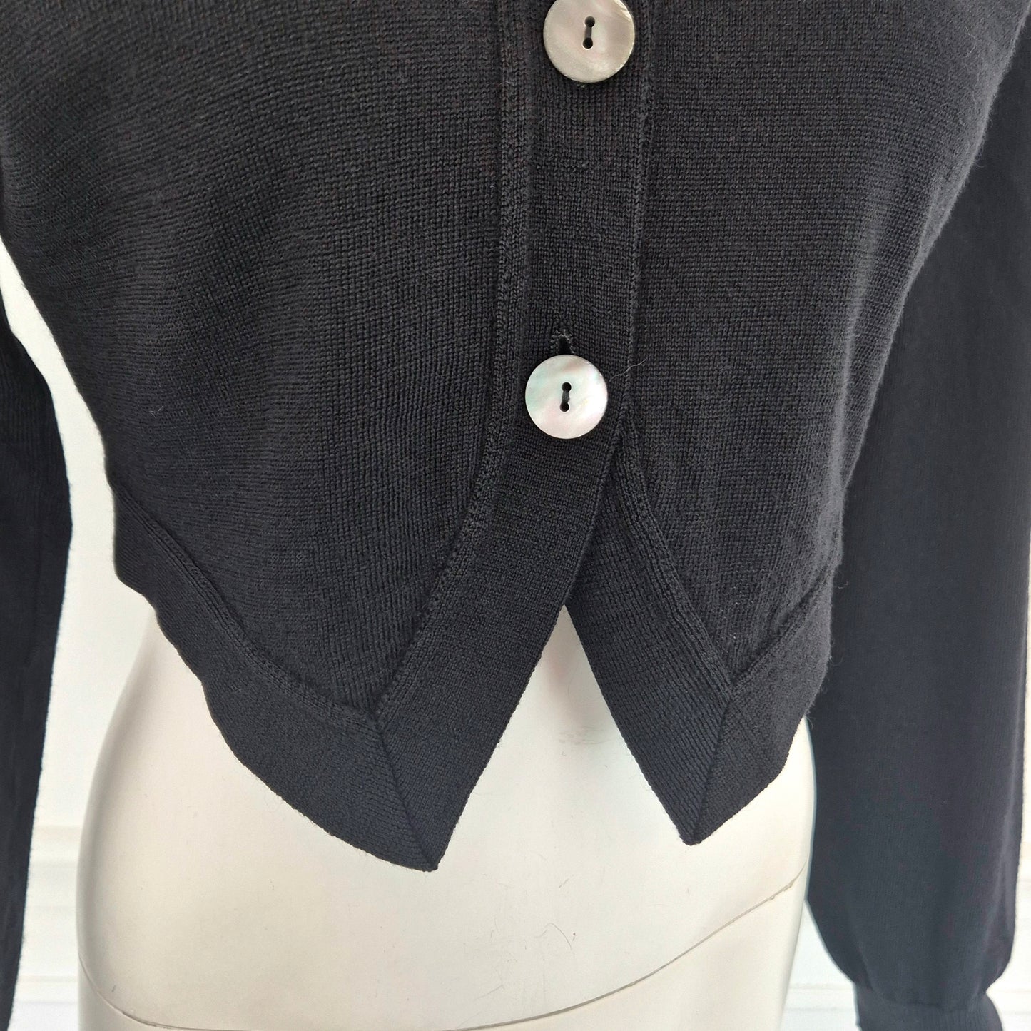 Romeo Gigli | Cardigan nero cropped con bottoni madreperla