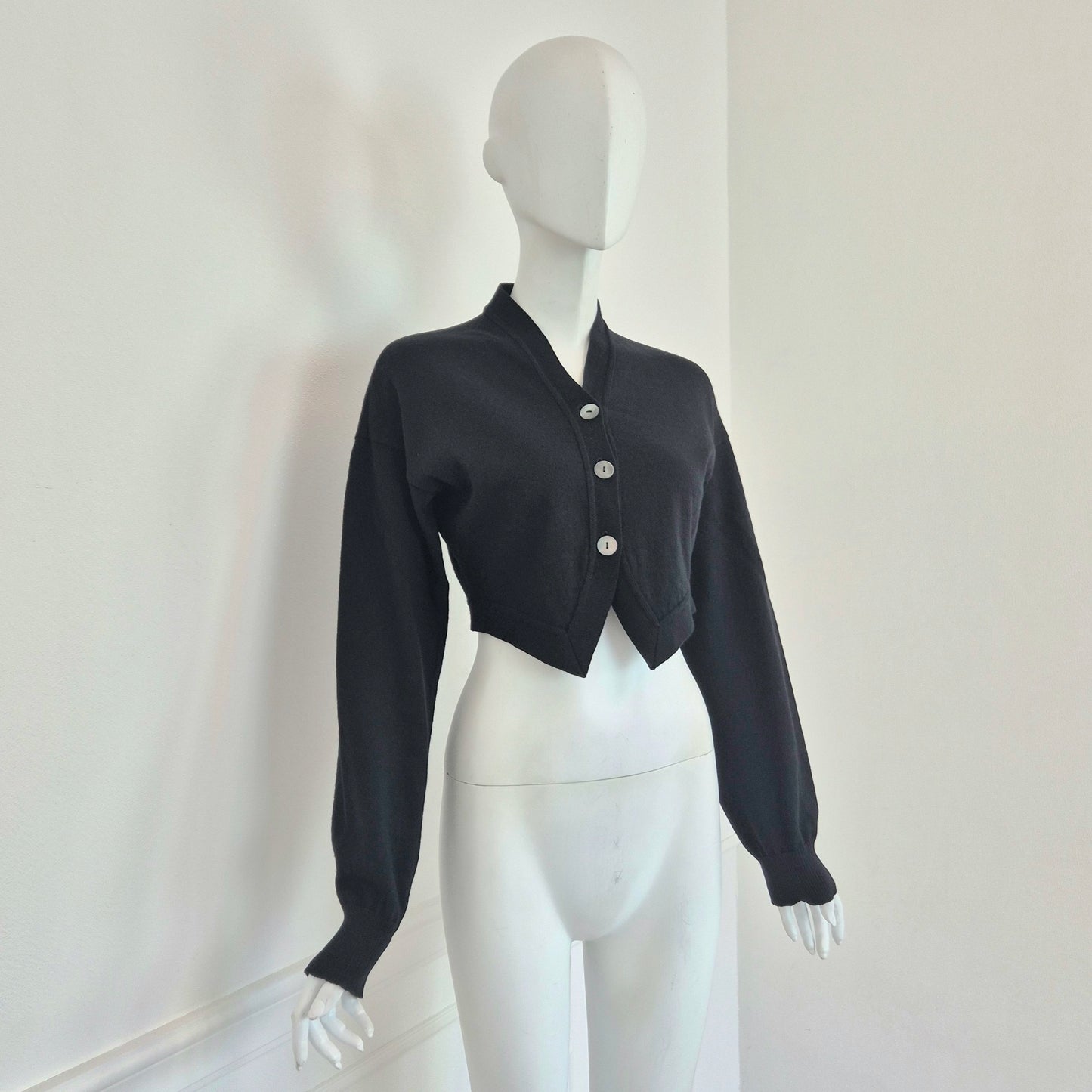 Romeo Gigli | Cardigan nero cropped con bottoni madreperla