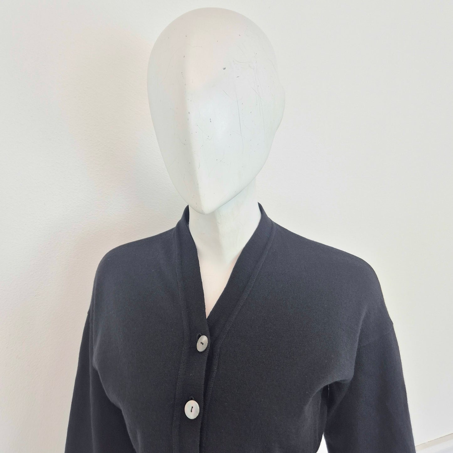 Romeo Gigli | Cardigan nero cropped con bottoni madreperla