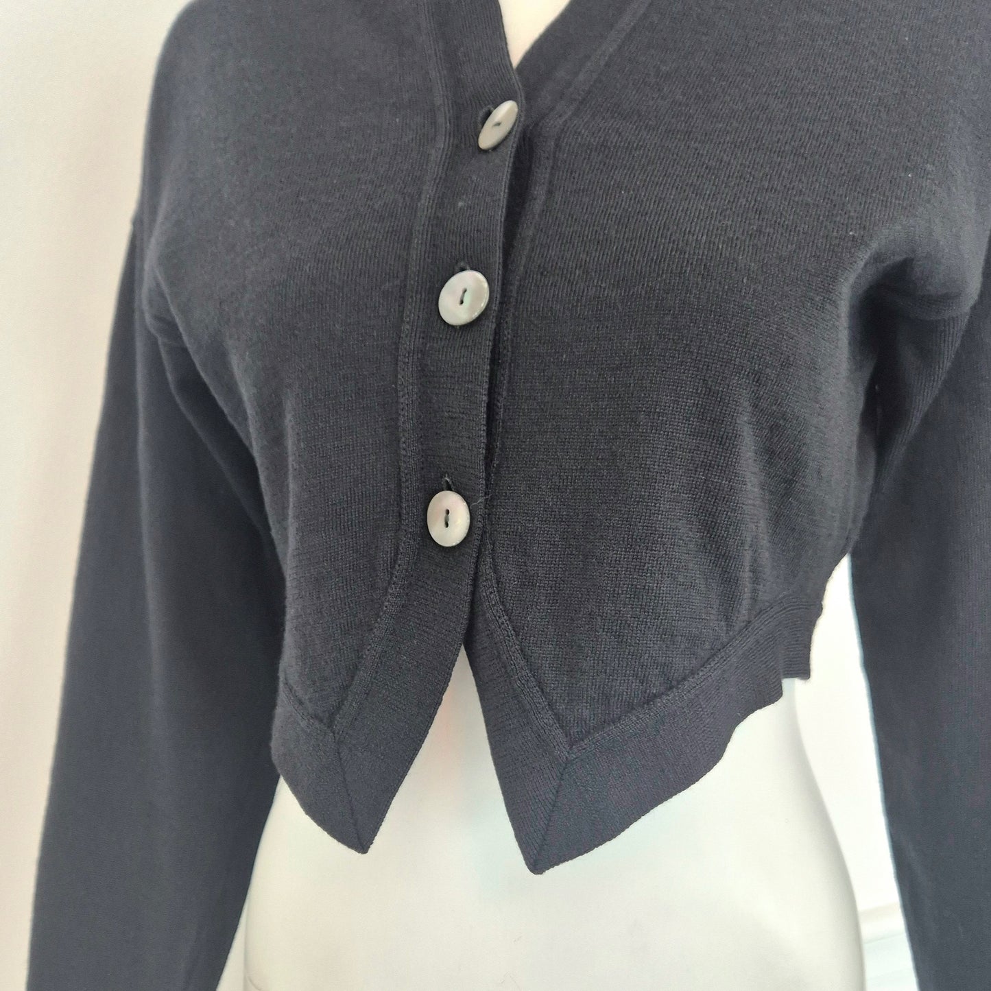 Romeo Gigli | Cardigan nero cropped con bottoni madreperla