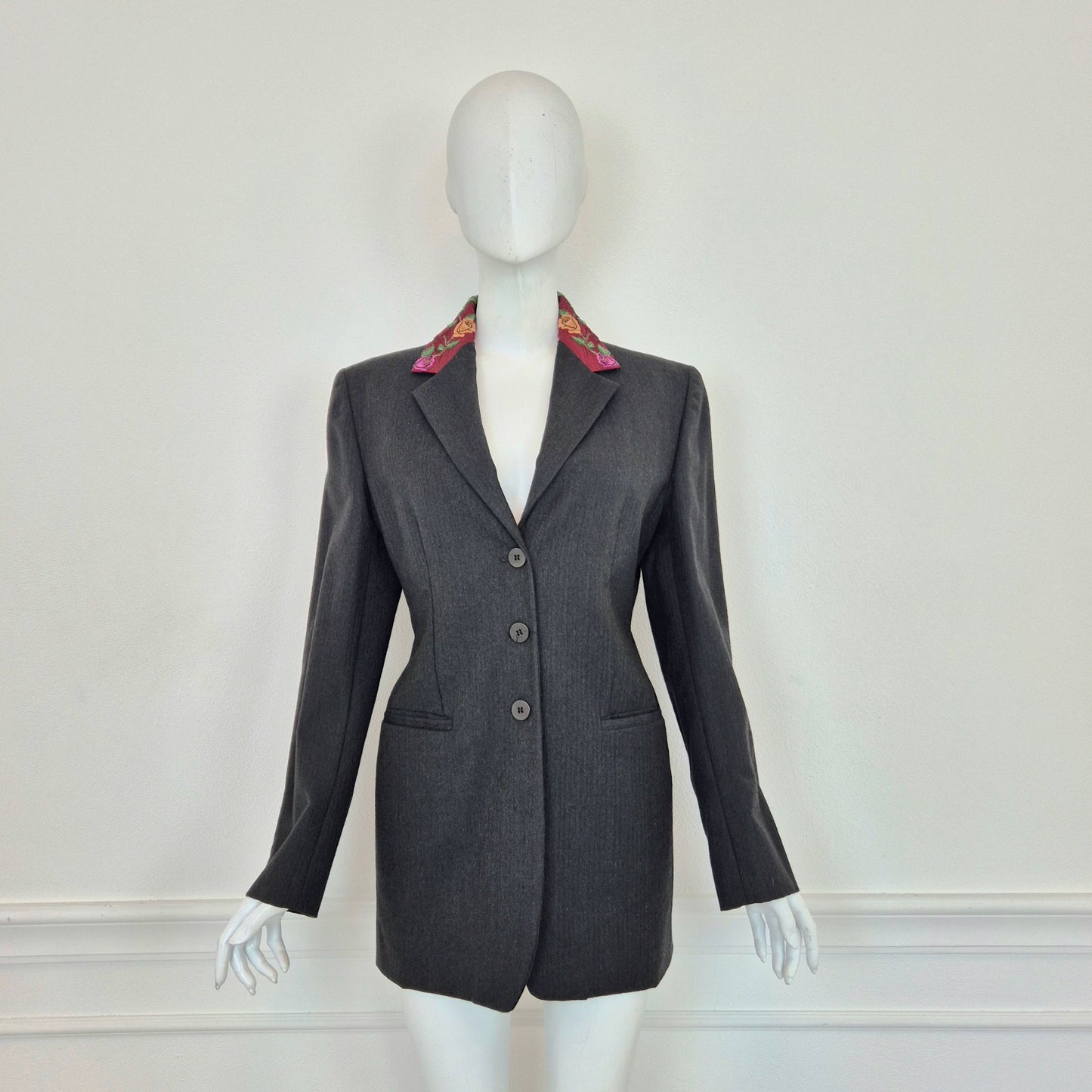 Callaghan by Romeo Gigli | Giacca in lana grigia con fiori ricamati sul colletto 1990