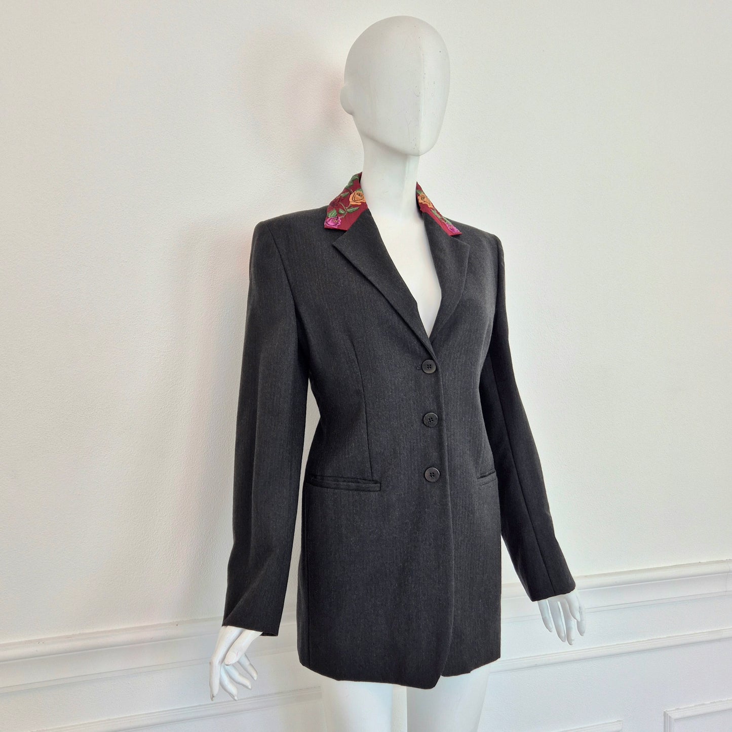 Callaghan by Romeo Gigli | Giacca in lana grigia con fiori ricamati sul colletto 1990