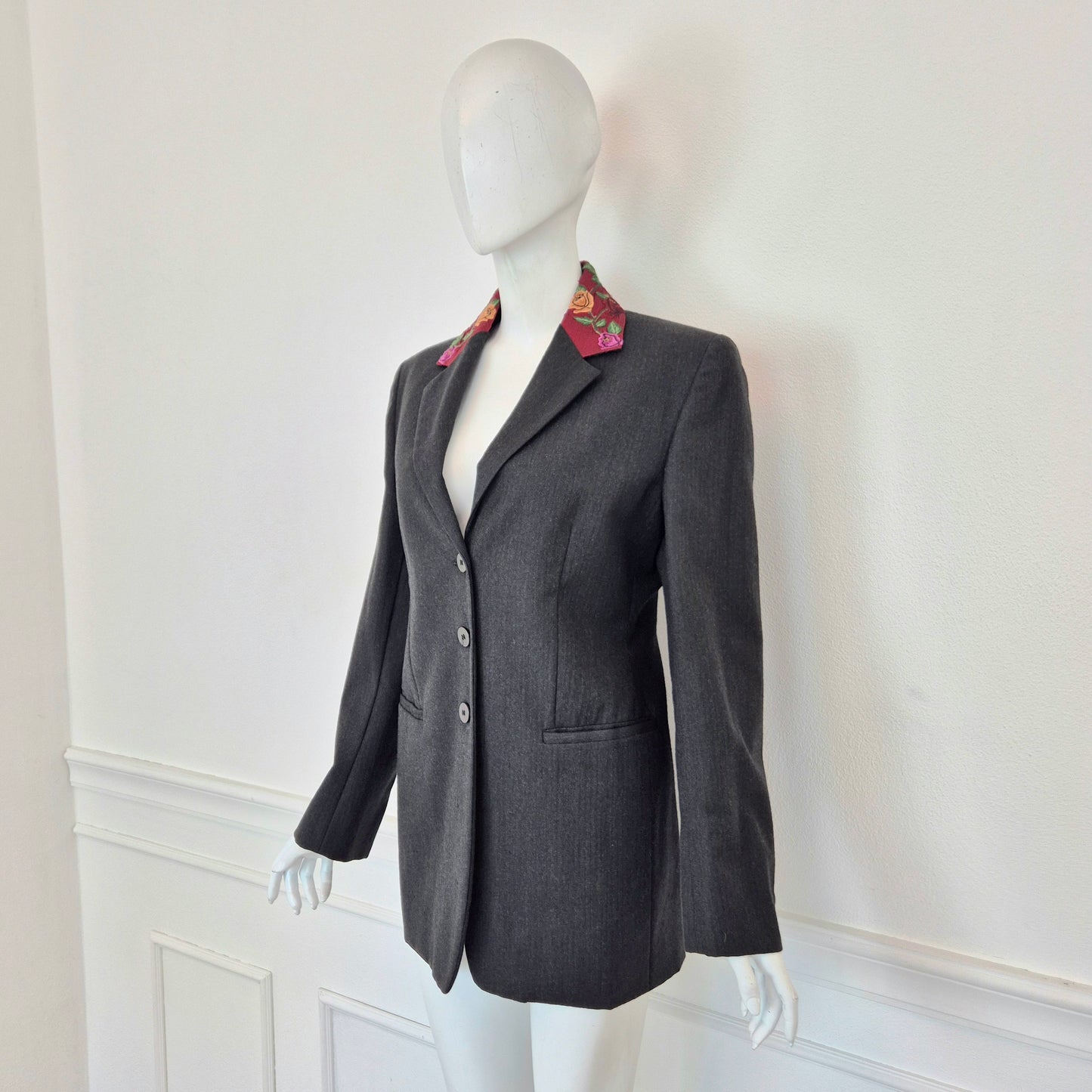 Callaghan by Romeo Gigli | Giacca in lana grigia con fiori ricamati sul colletto 1990