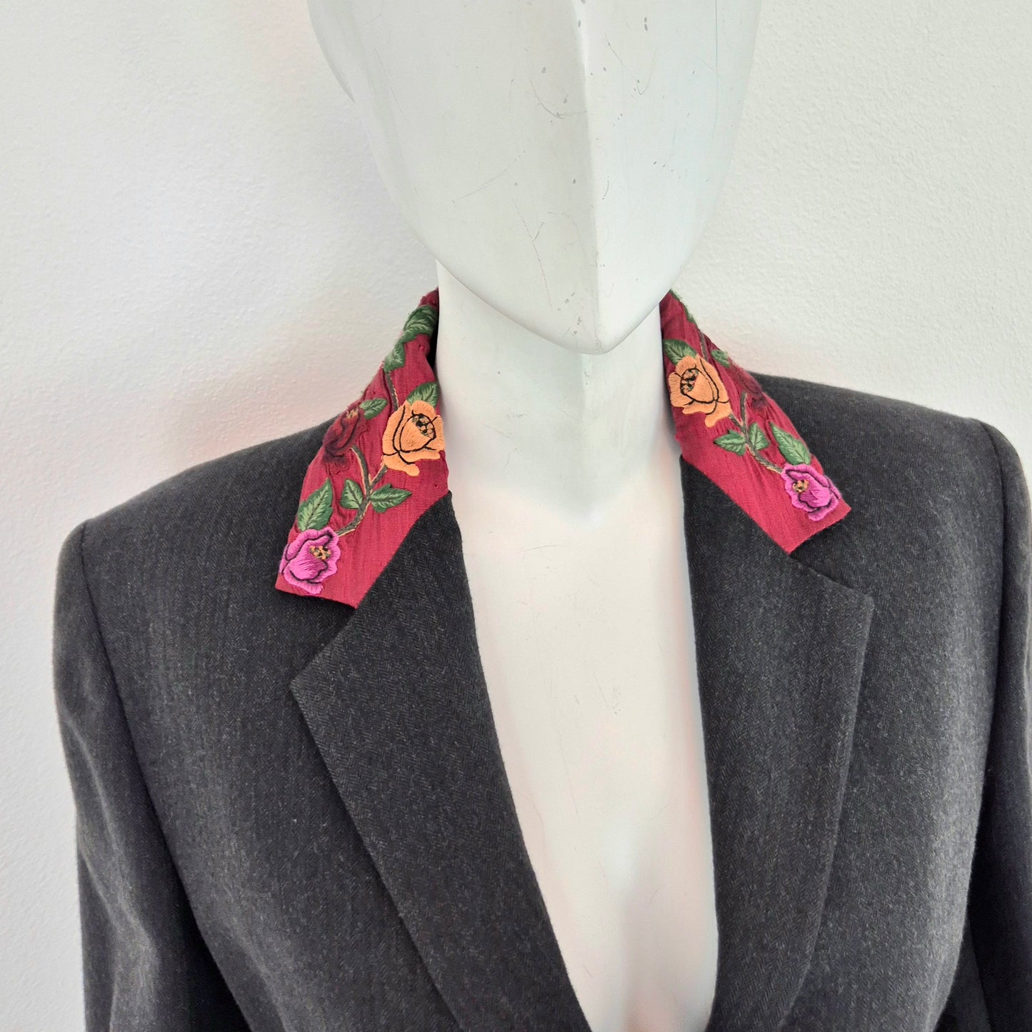 Callaghan by Romeo Gigli | Giacca in lana grigia con fiori ricamati sul colletto 1990