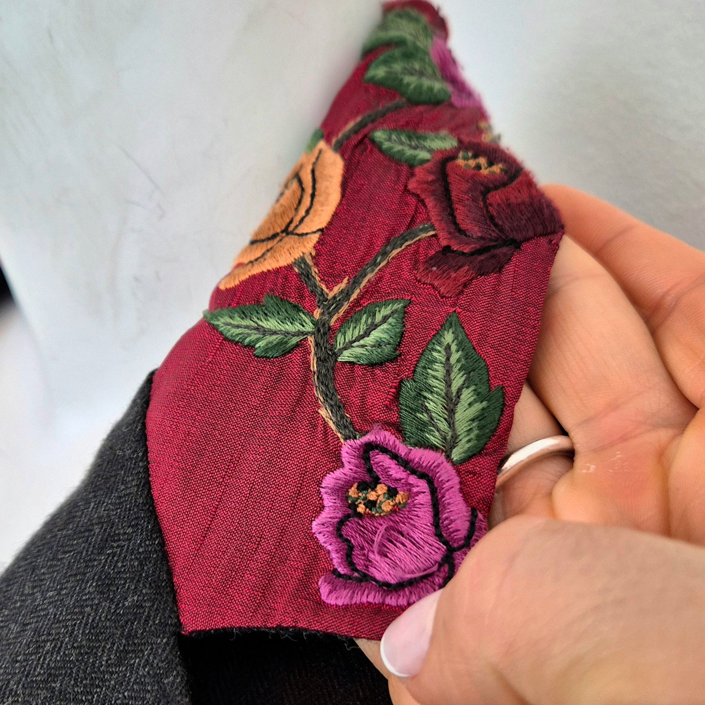 Callaghan by Romeo Gigli | Giacca in lana grigia con fiori ricamati sul colletto 1990