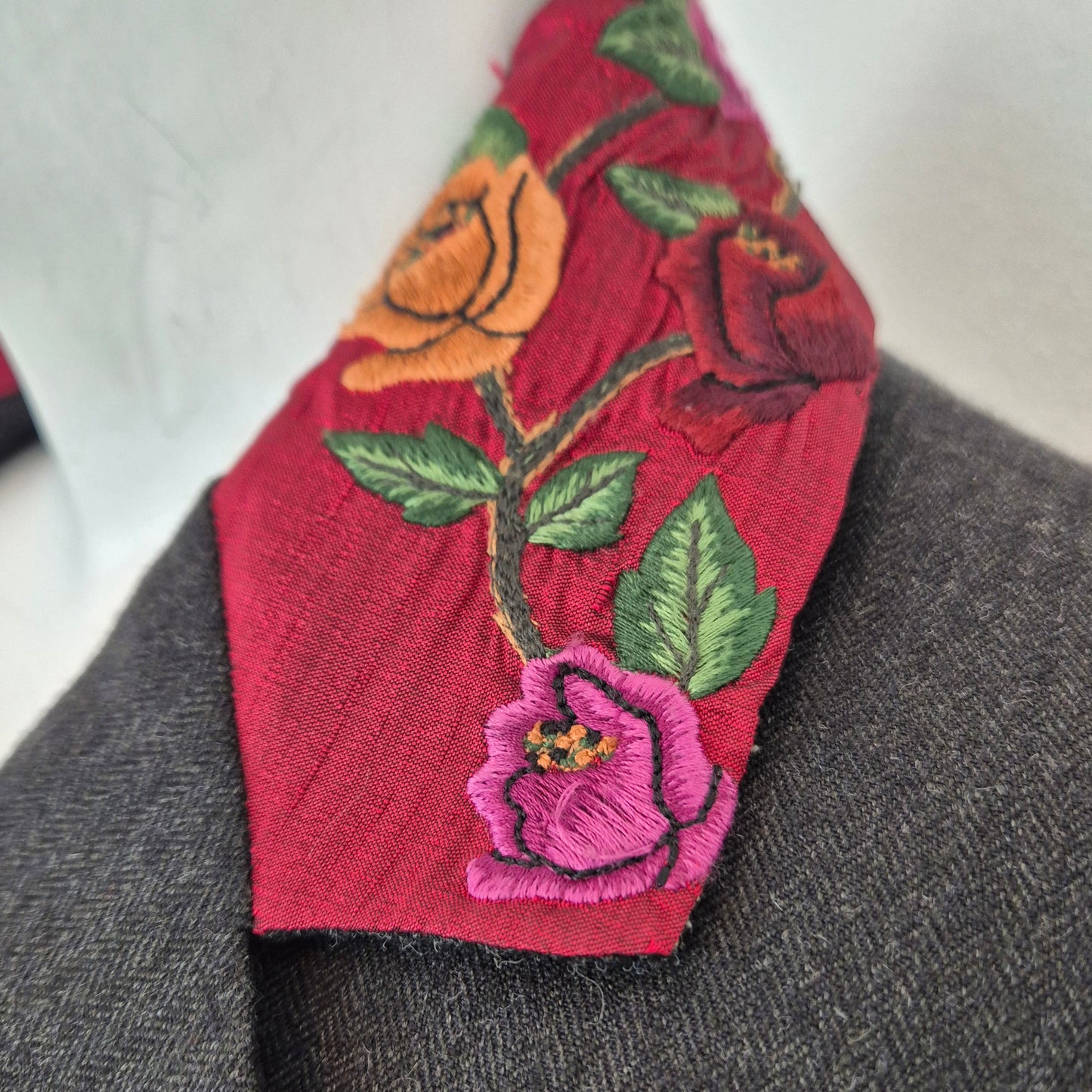 Callaghan by Romeo Gigli | Giacca in lana grigia con fiori ricamati sul colletto 1990