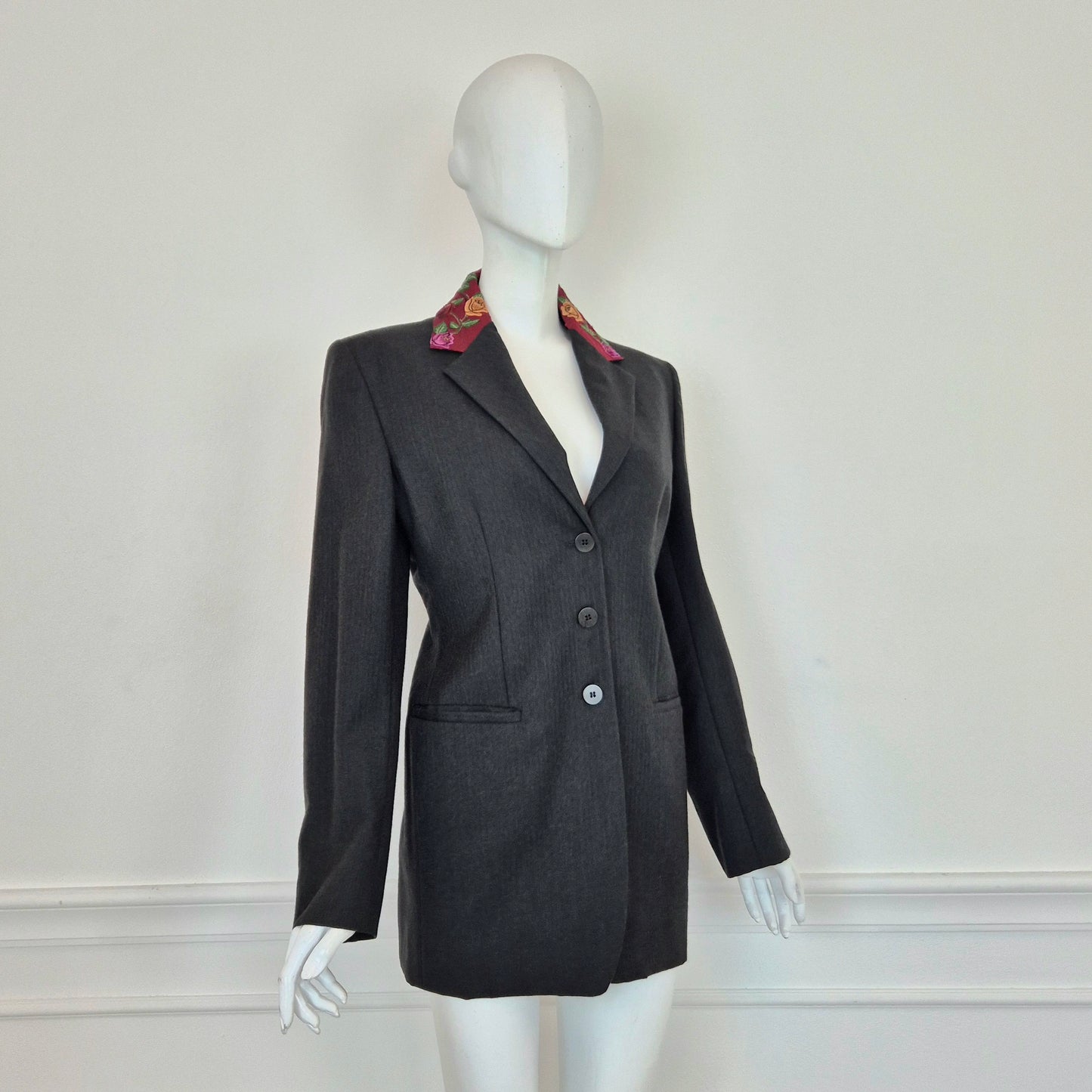 Callaghan by Romeo Gigli | Giacca in lana grigia con fiori ricamati sul colletto 1990