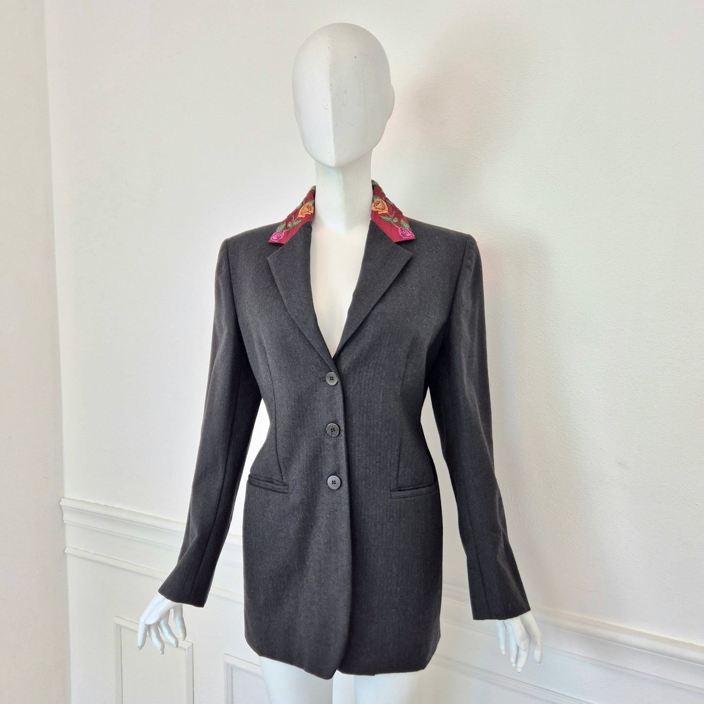 Callaghan by Romeo Gigli | Giacca in lana grigia con fiori ricamati sul colletto 1990