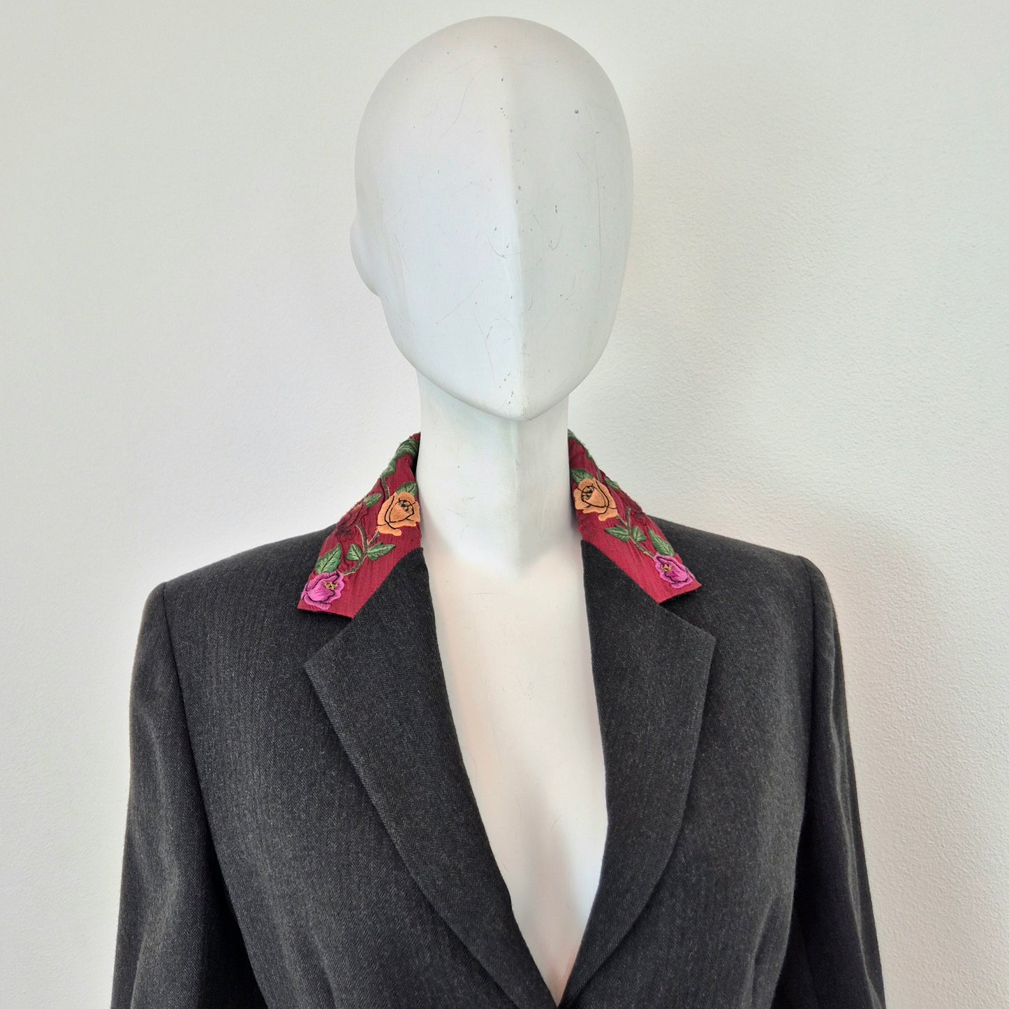 Callaghan by Romeo Gigli | Giacca in lana grigia con fiori ricamati sul colletto 1990