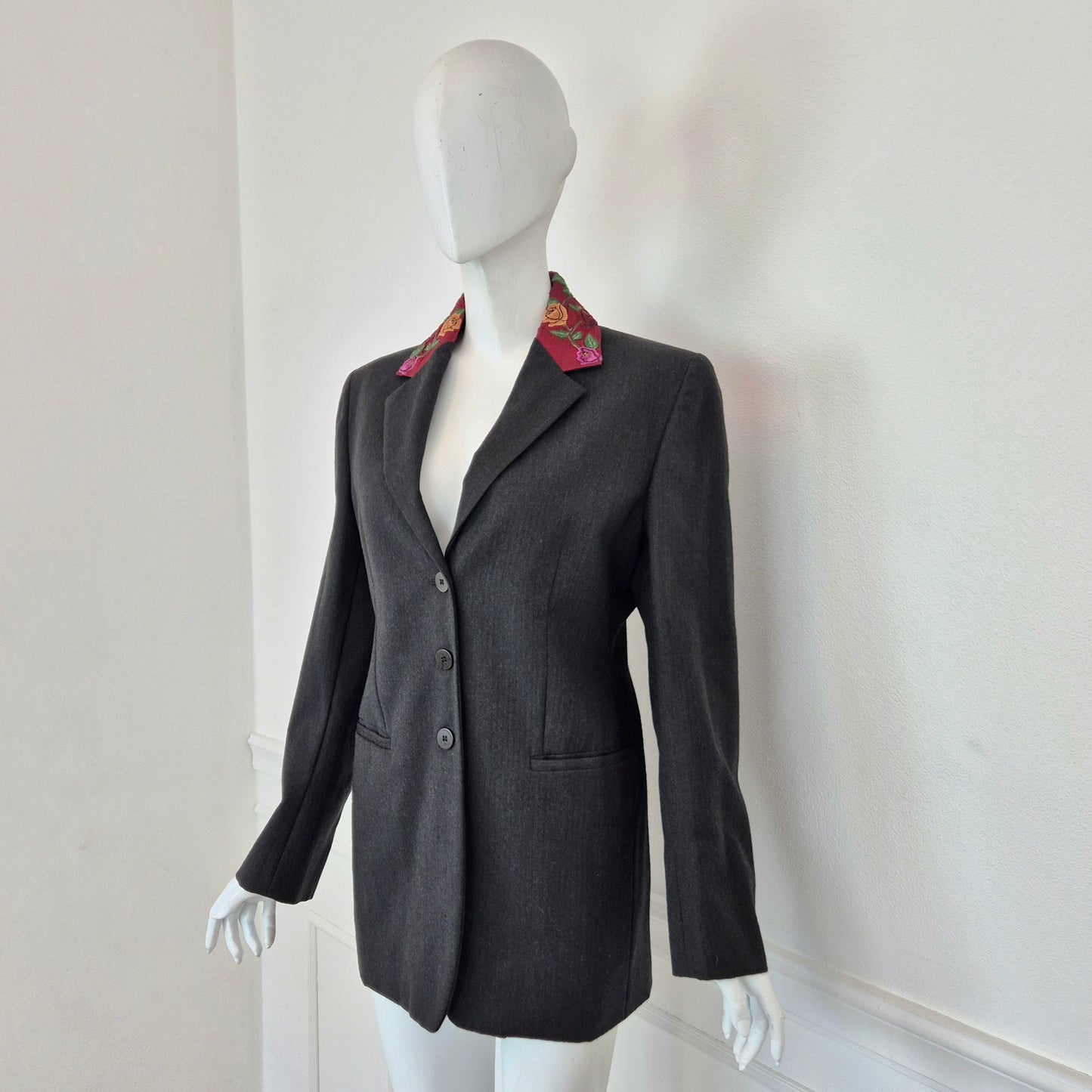 Callaghan by Romeo Gigli | Giacca in lana grigia con fiori ricamati sul colletto 1990