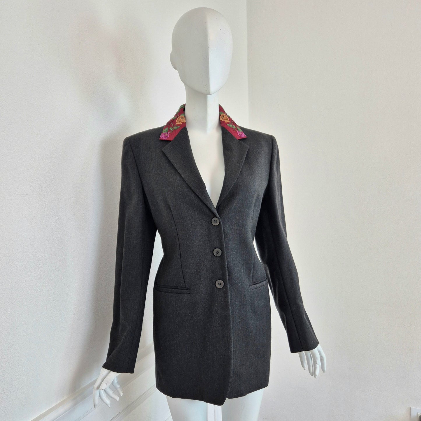 Callaghan by Romeo Gigli | Giacca in lana grigia con fiori ricamati sul colletto 1990