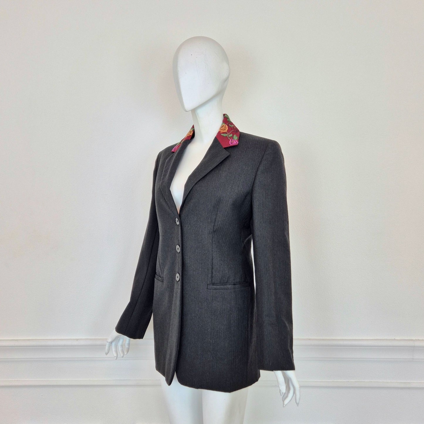 Callaghan by Romeo Gigli | Giacca in lana grigia con fiori ricamati sul colletto 1990