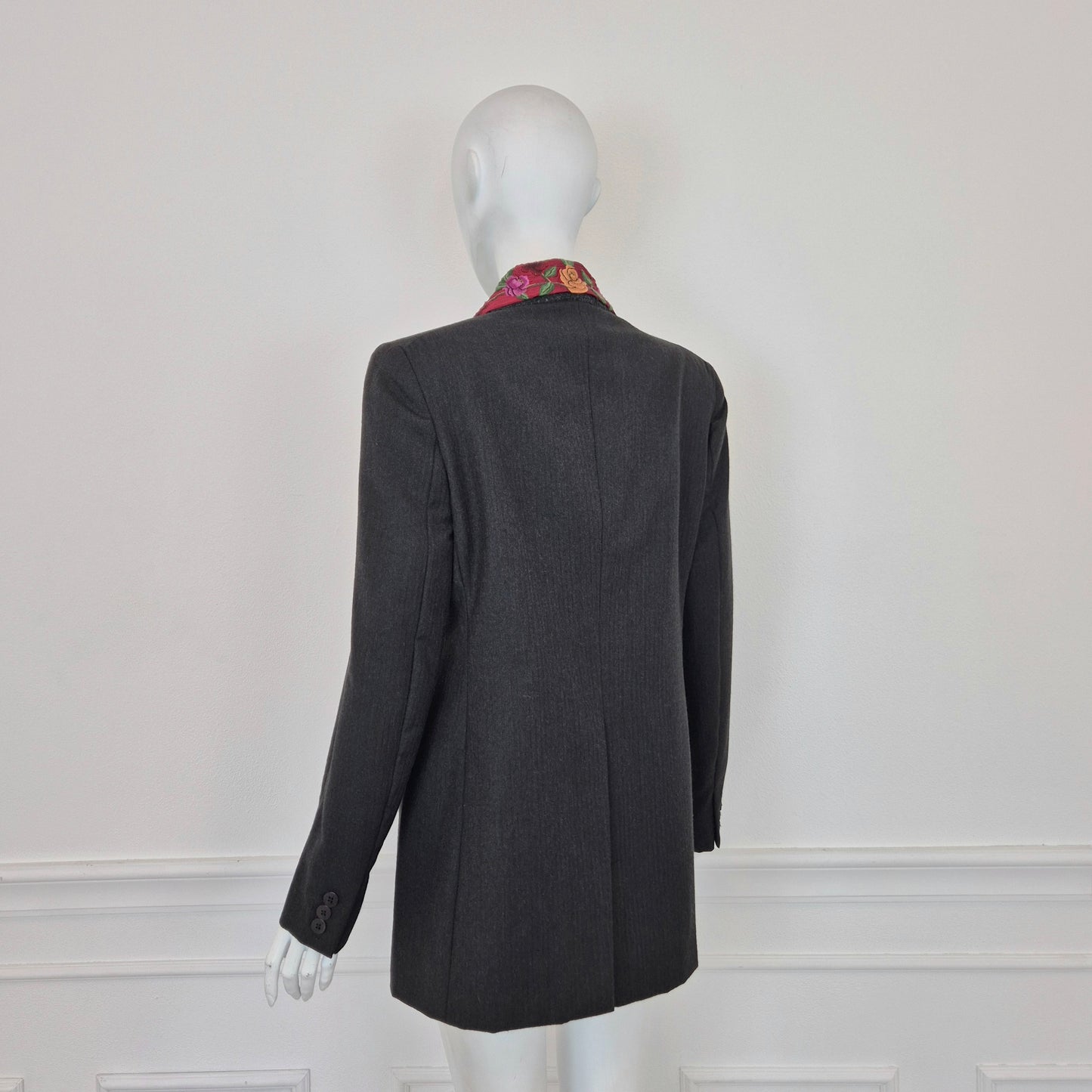 Callaghan by Romeo Gigli | Giacca in lana grigia con fiori ricamati sul colletto 1990