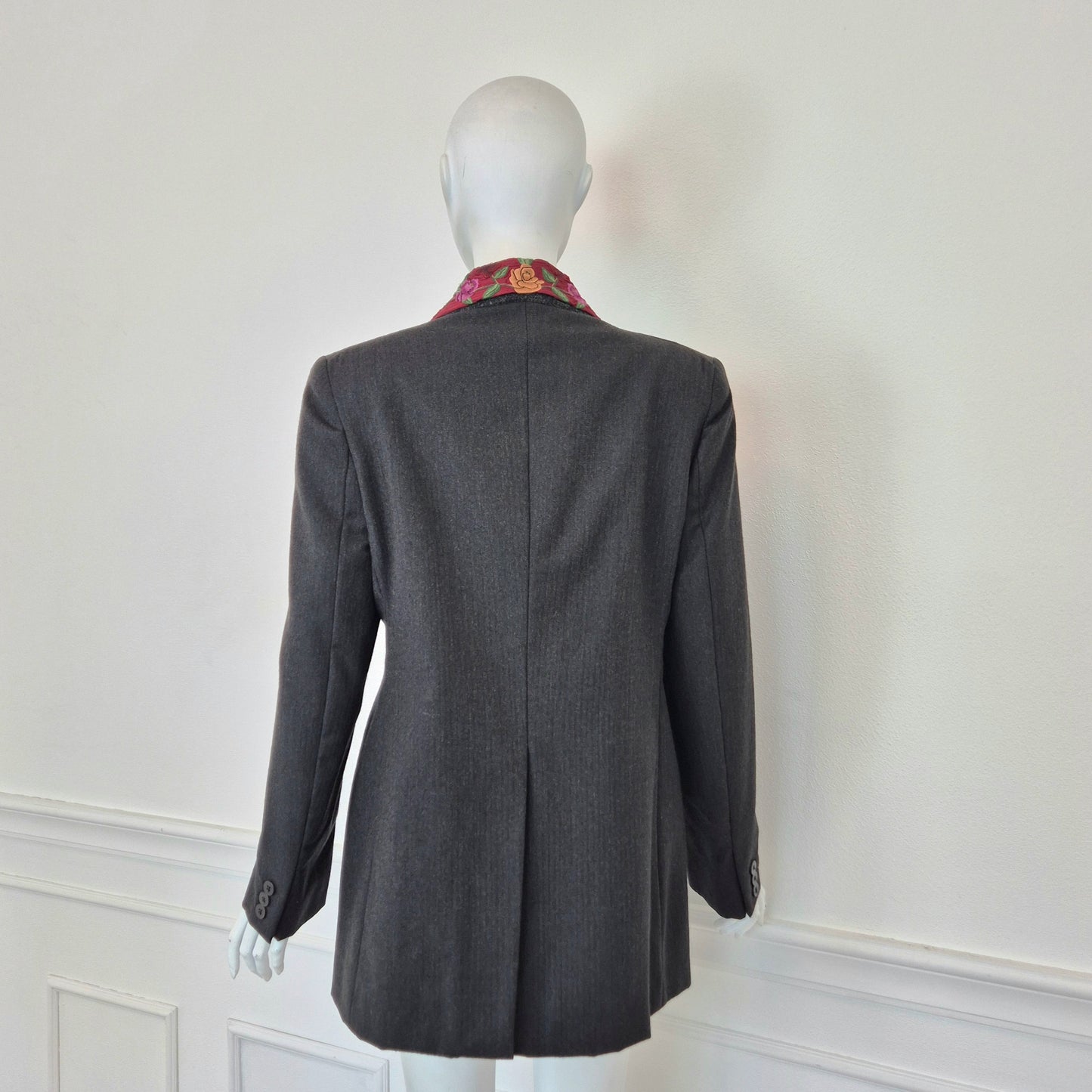 Callaghan by Romeo Gigli | Giacca in lana grigia con fiori ricamati sul colletto 1990