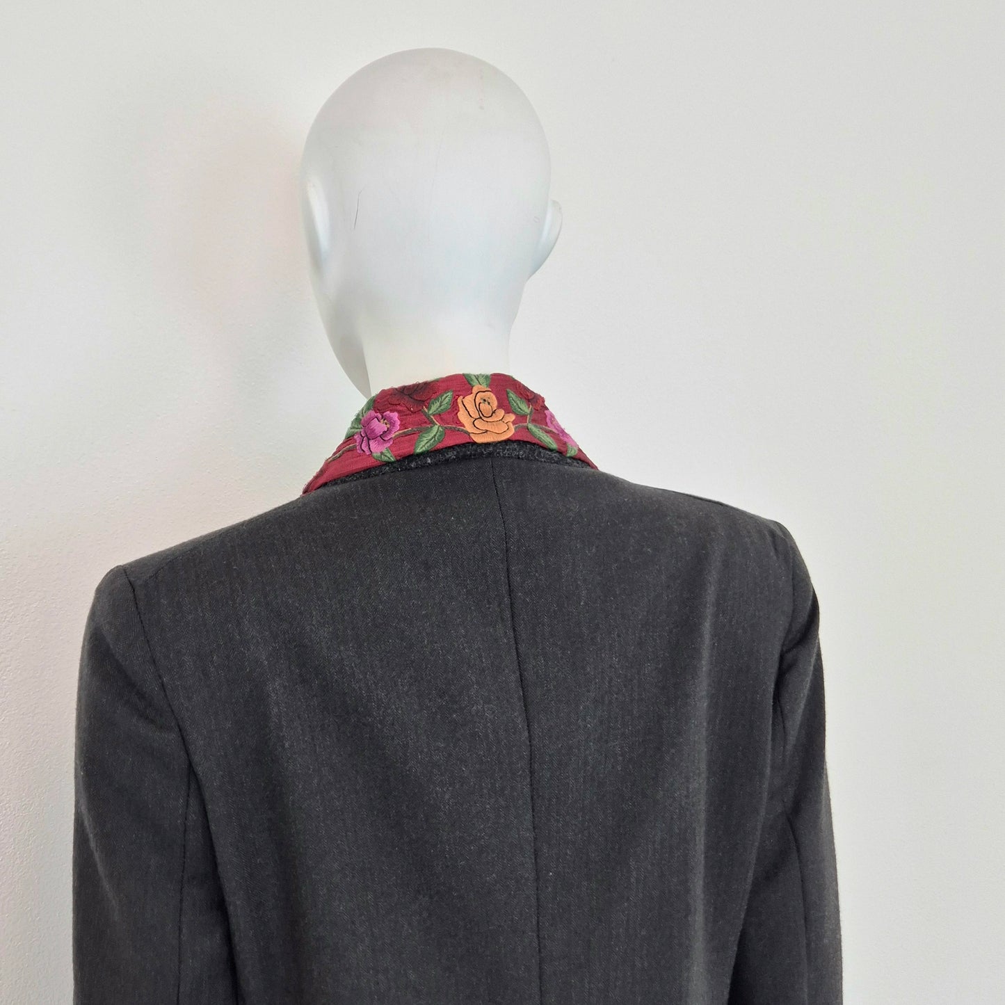 Callaghan by Romeo Gigli | Giacca in lana grigia con fiori ricamati sul colletto 1990