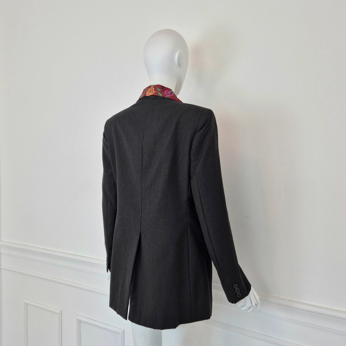 Callaghan by Romeo Gigli | Giacca in lana grigia con fiori ricamati sul colletto 1990