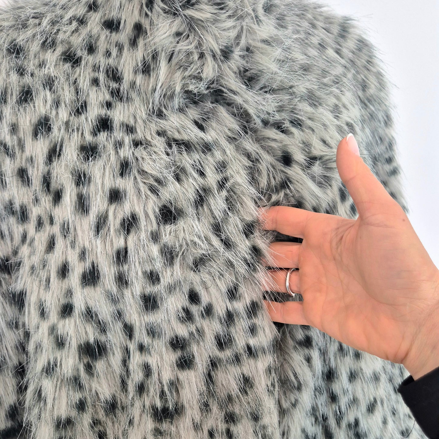 Too cool for fur | Ecopelliccia lunga animalier grigio