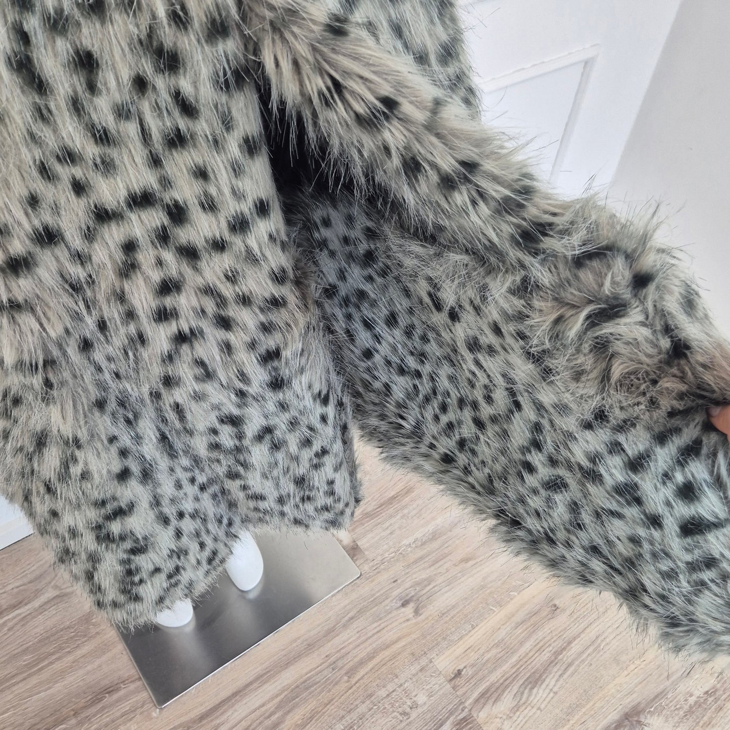 Too cool for fur | Ecopelliccia lunga animalier grigio