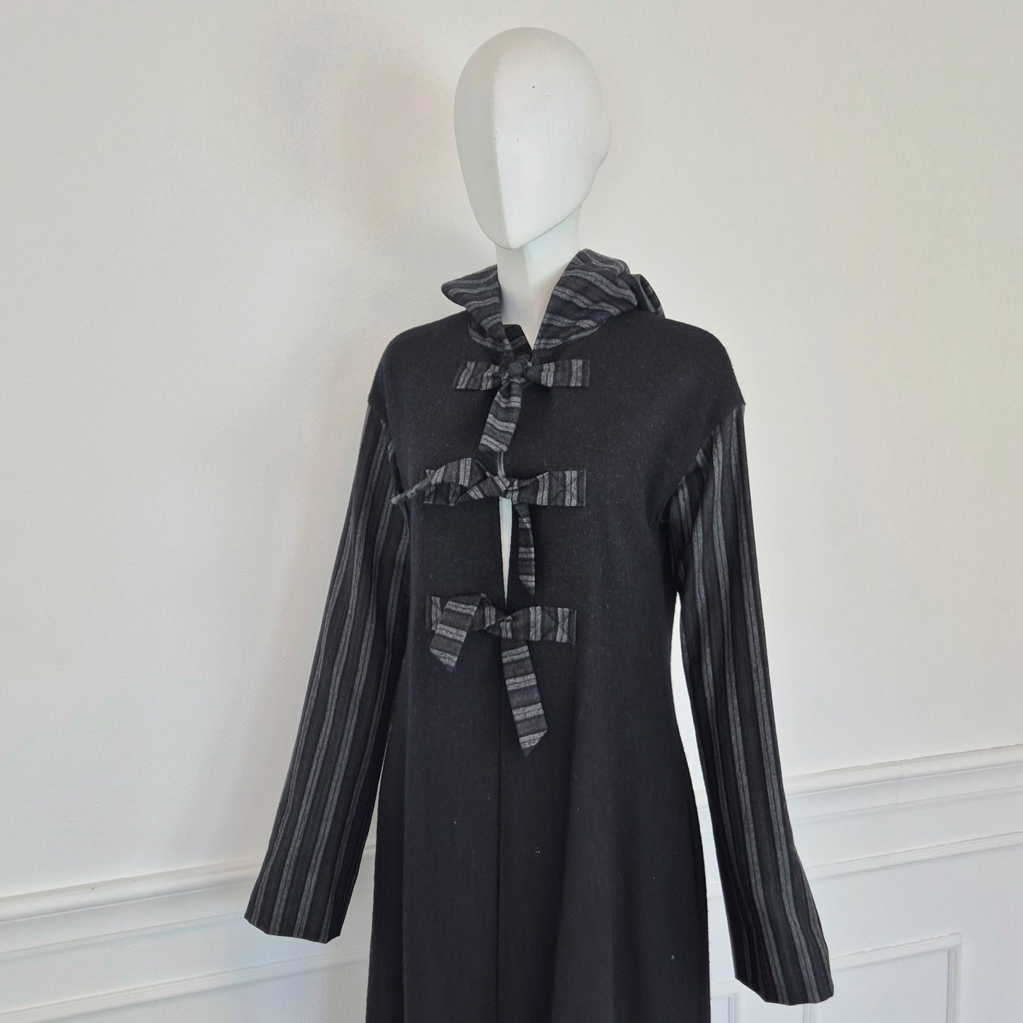 Romeo Gigli | Cappotto lungo con fiocchi e cappuccio