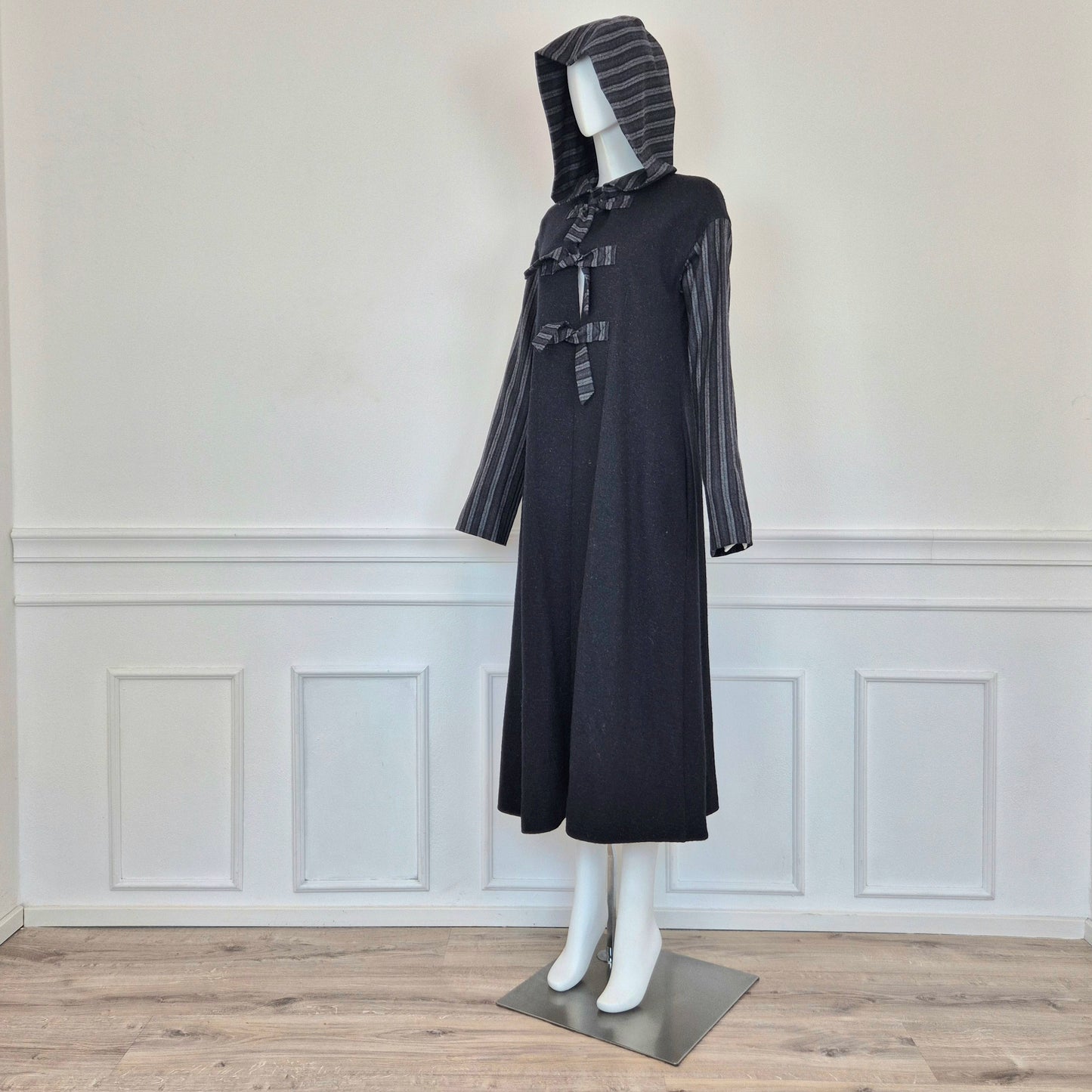 Romeo Gigli | Cappotto lungo con fiocchi e cappuccio