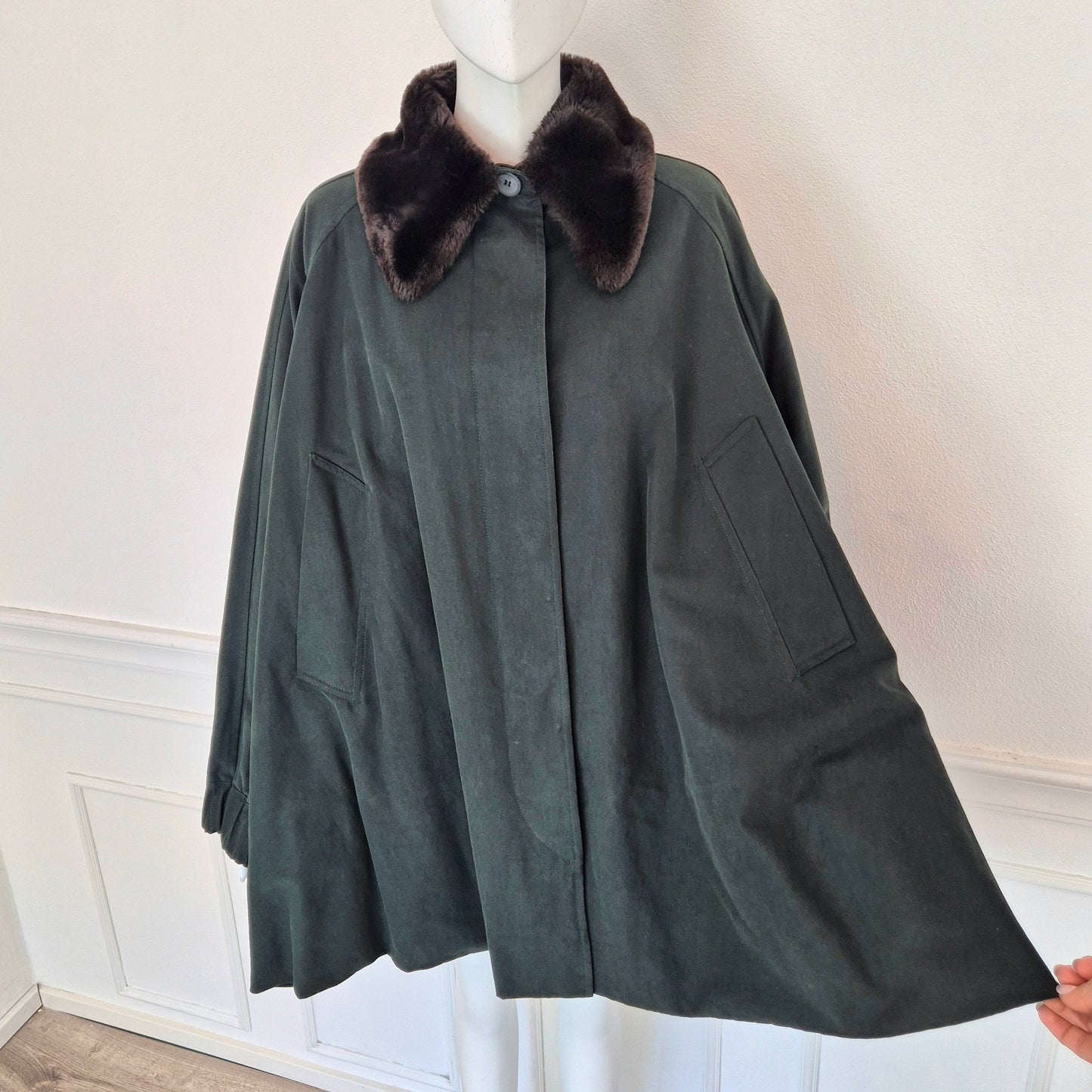 Romeo Gigli | Giaccone verde con interno scozzese e collo in pelo