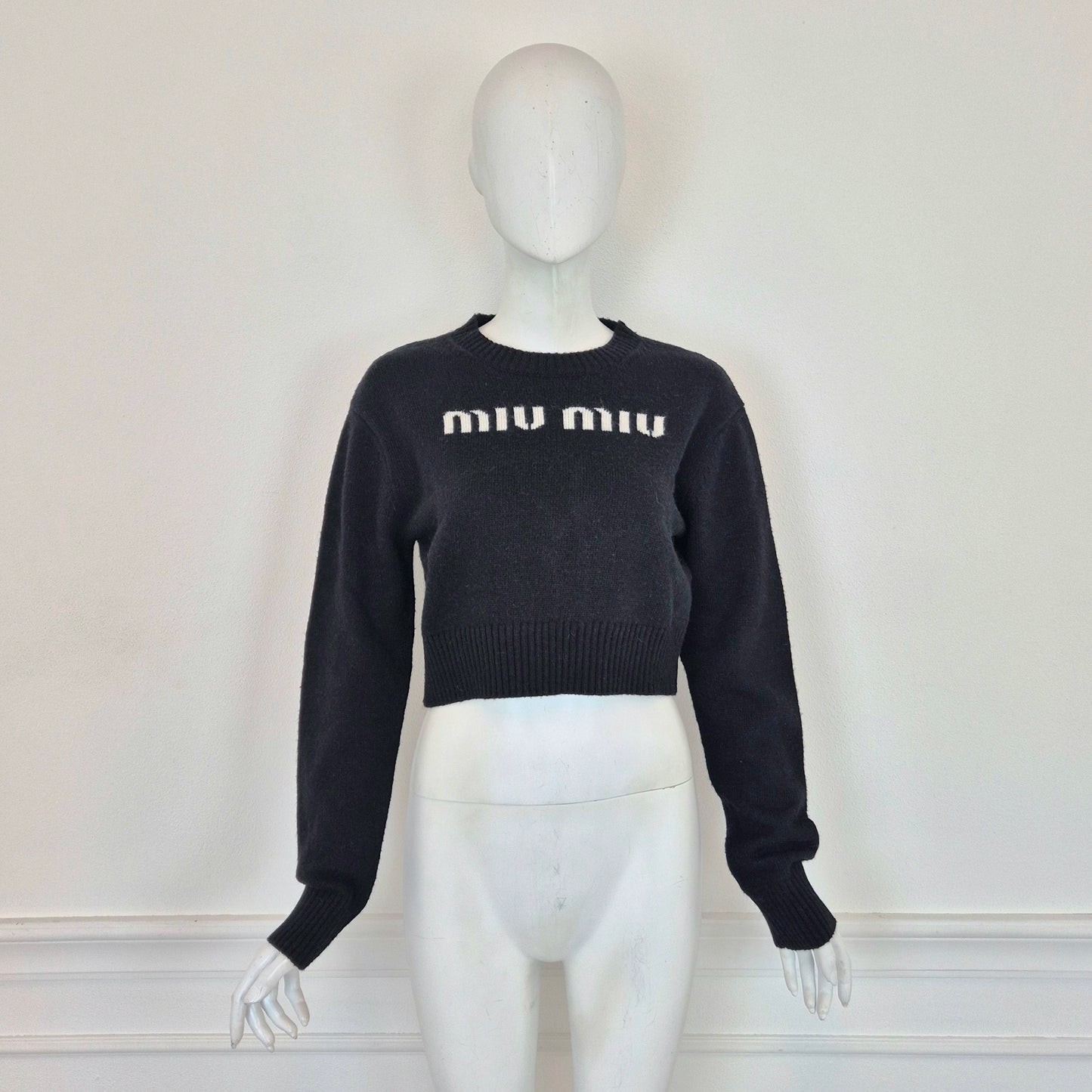 Miu Miu | Maglione nero cropped con logo