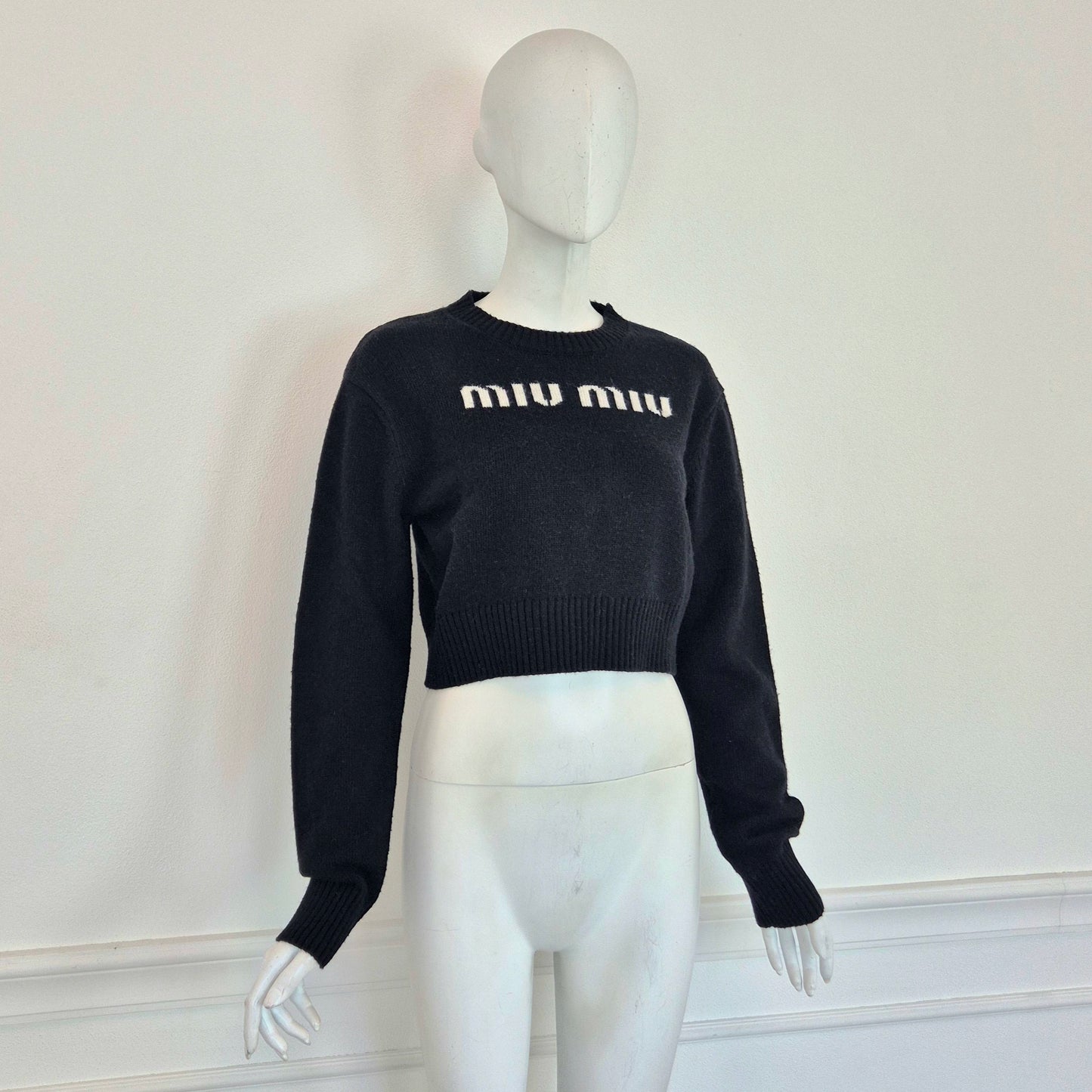 Miu Miu | Maglione nero cropped con logo