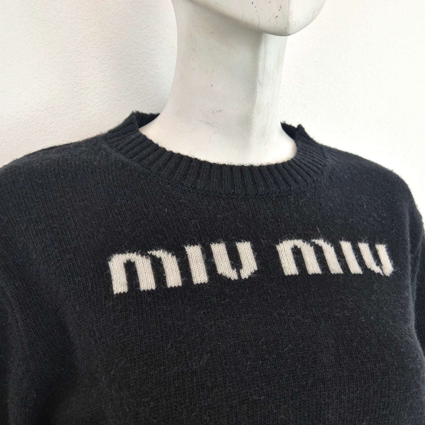 Miu Miu | Maglione nero cropped con logo